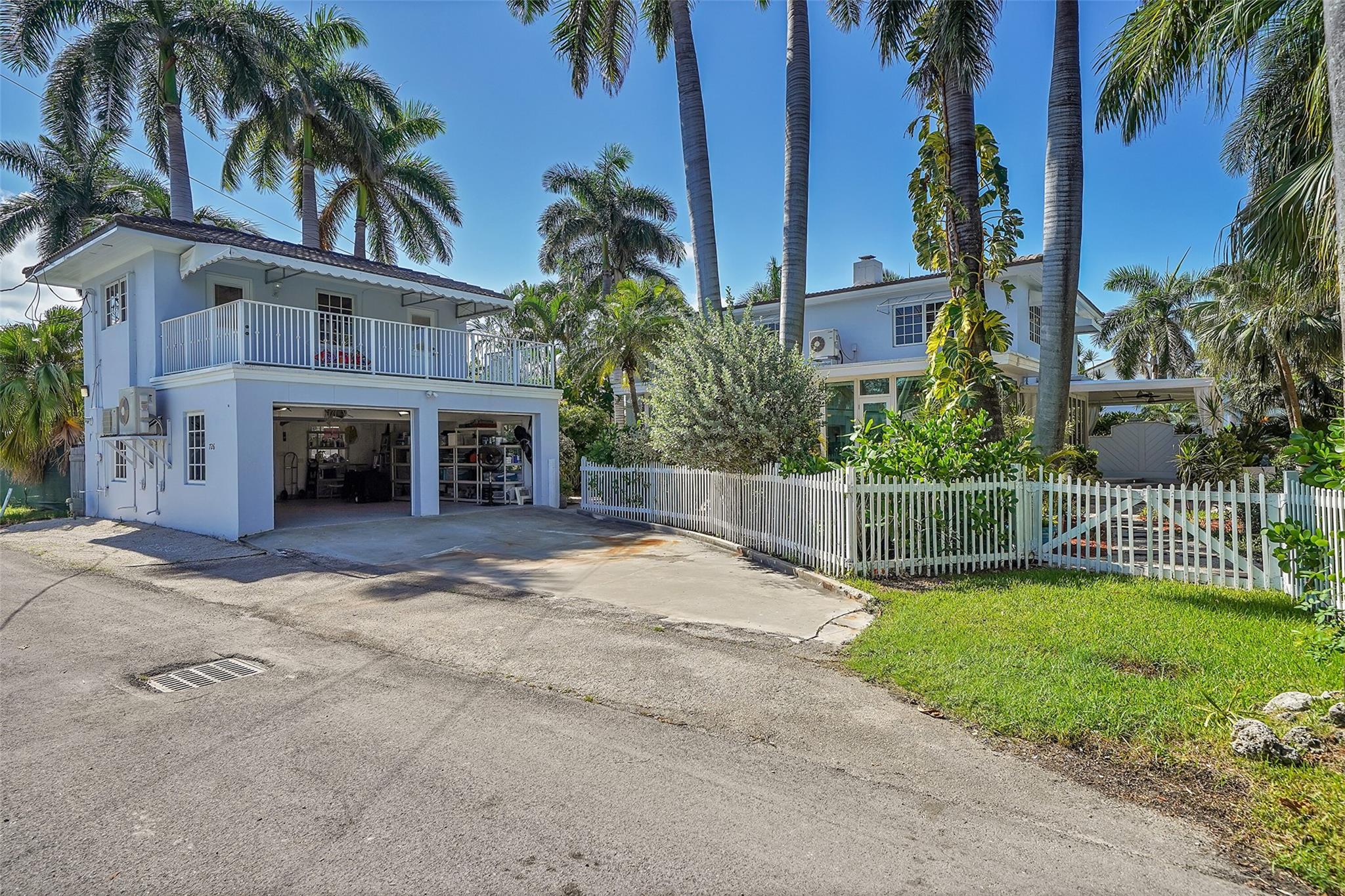 Garage & carriage house