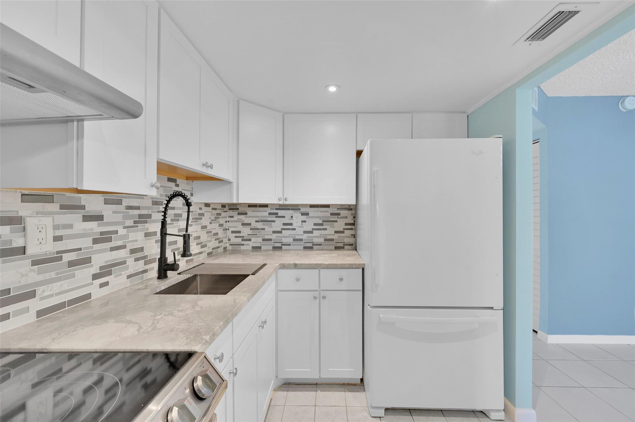 Homes for sale in Sunrise, FL | 9121 Sunrise Lakes Blvd #113, Sunrise, FL 33322 | MLS# F10453538