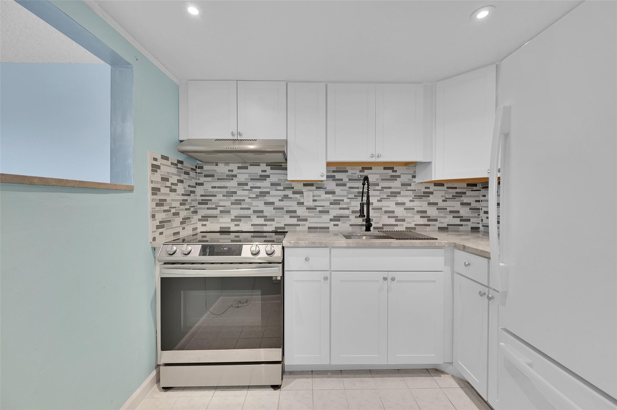 Homes for sale in Sunrise, FL | 9121 Sunrise Lakes Blvd #113, Sunrise, FL 33322 | MLS# F10453538