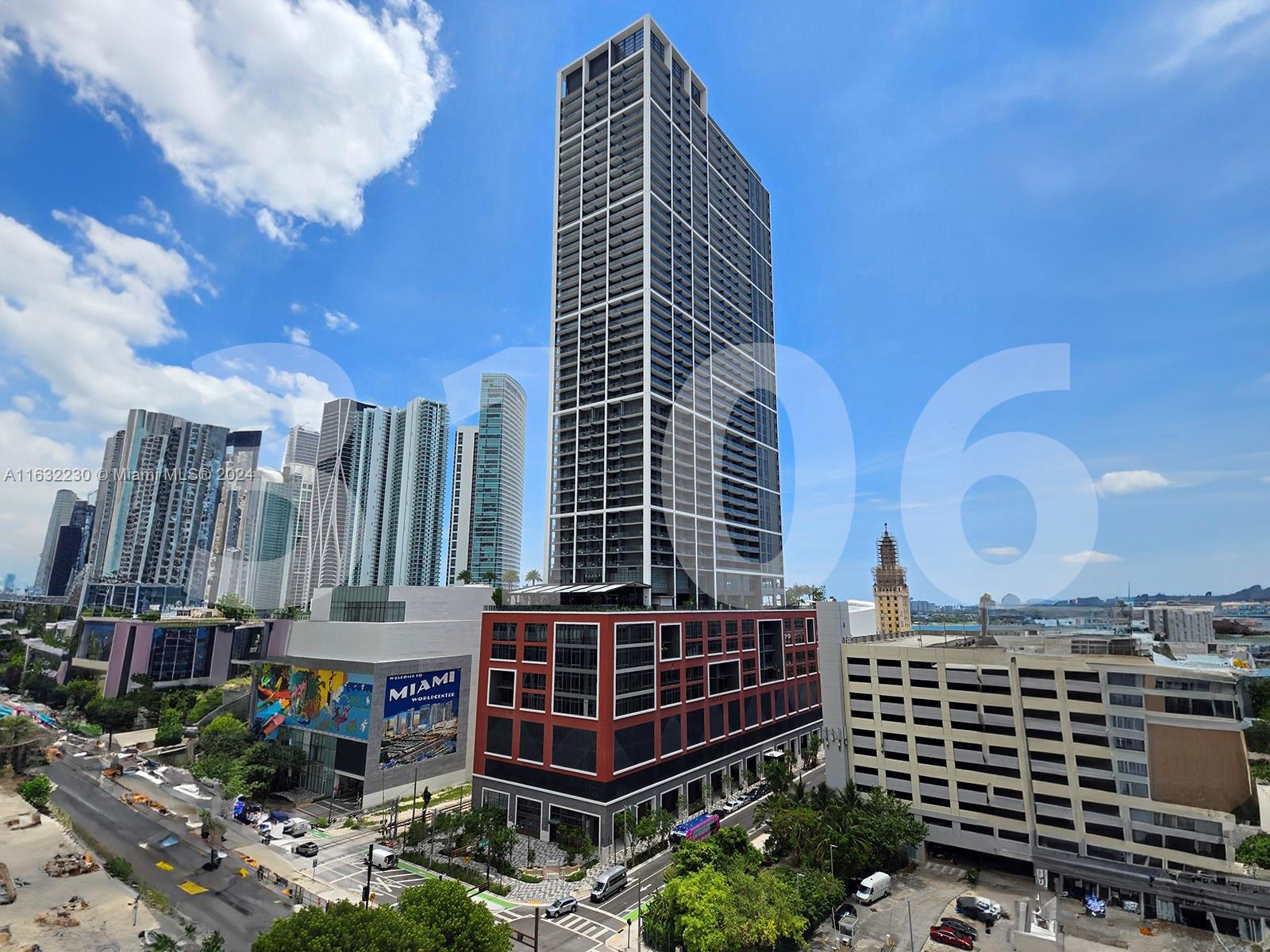 REDUCED! Brand new building & Studio in the heart of downtown Miami with bay & city views. Totally furnished and equipped. Building allow daily rentals, via the hotel operator or realtor or owner. Amenities include valet (additional cost), pool, restaurants, bar, lounge, meeting and event rooms, fitness center, yoga lounge, play room, steam room, sauna and game room. PARKING IS NOT INCLUDED. For Valet Parking prices and hotel programs contact the association directly.