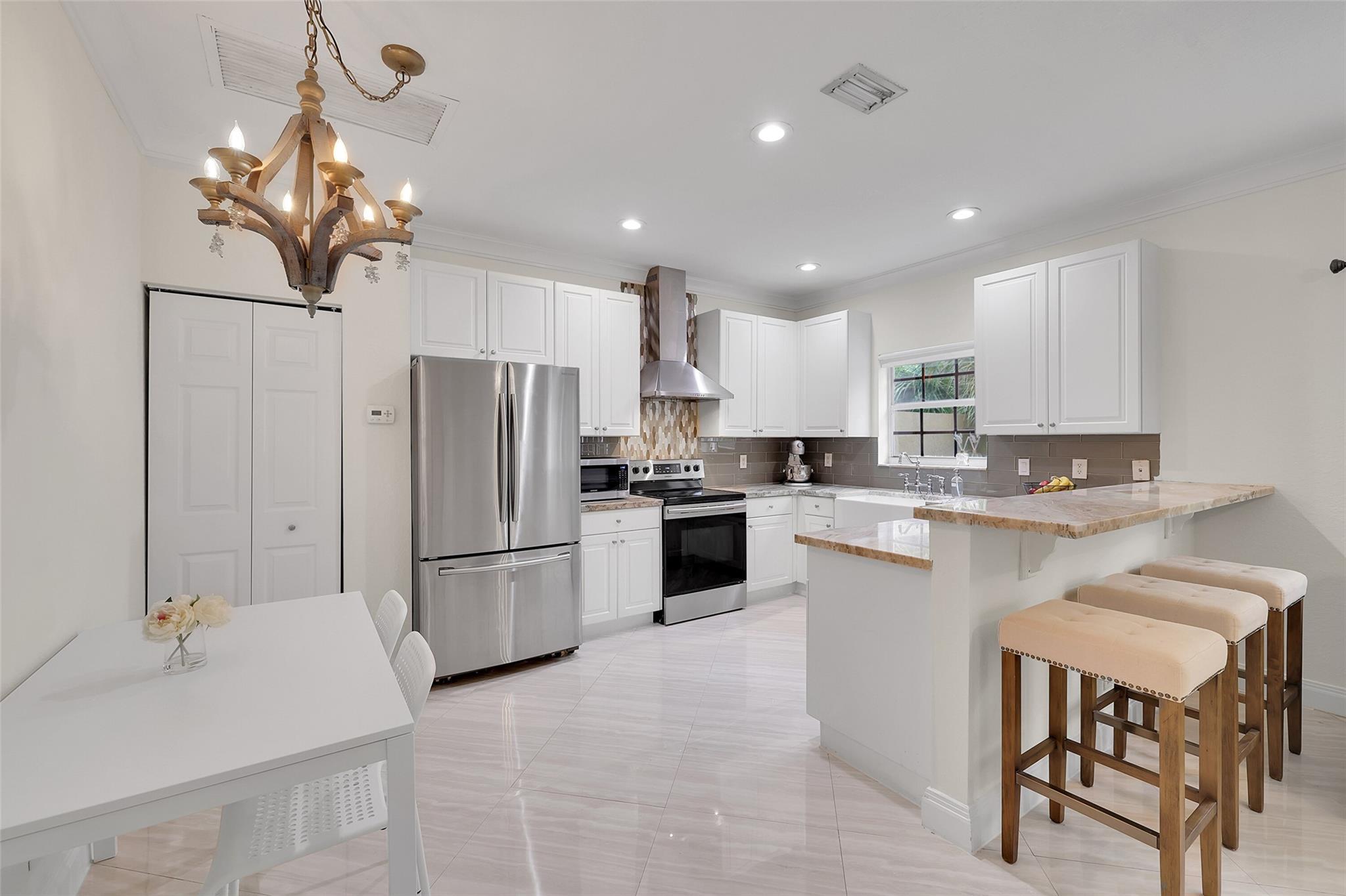 Eat in area w raised bar countertop and pantry