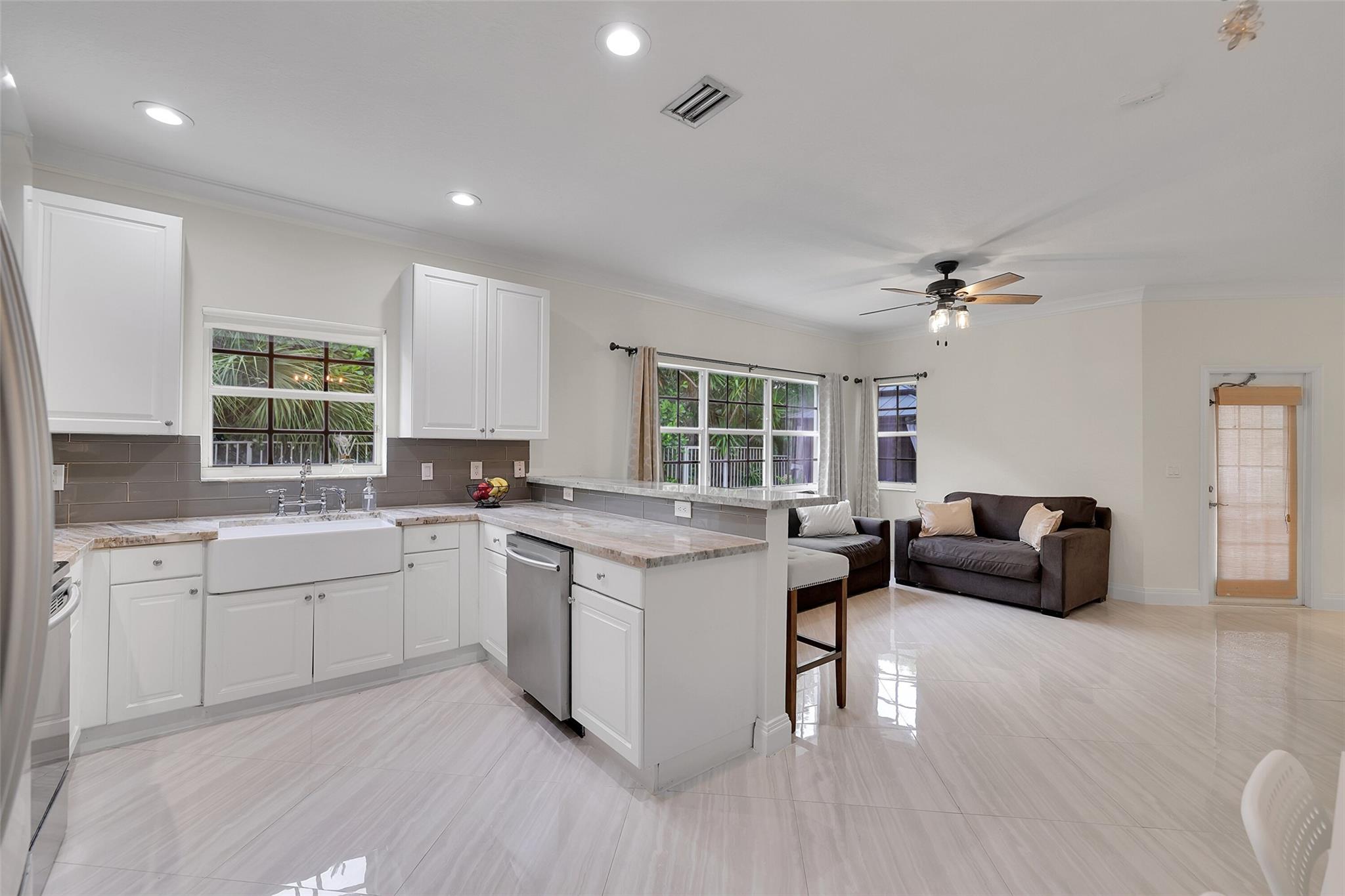 Farmhouse Sink w Disposal and Dishwasher