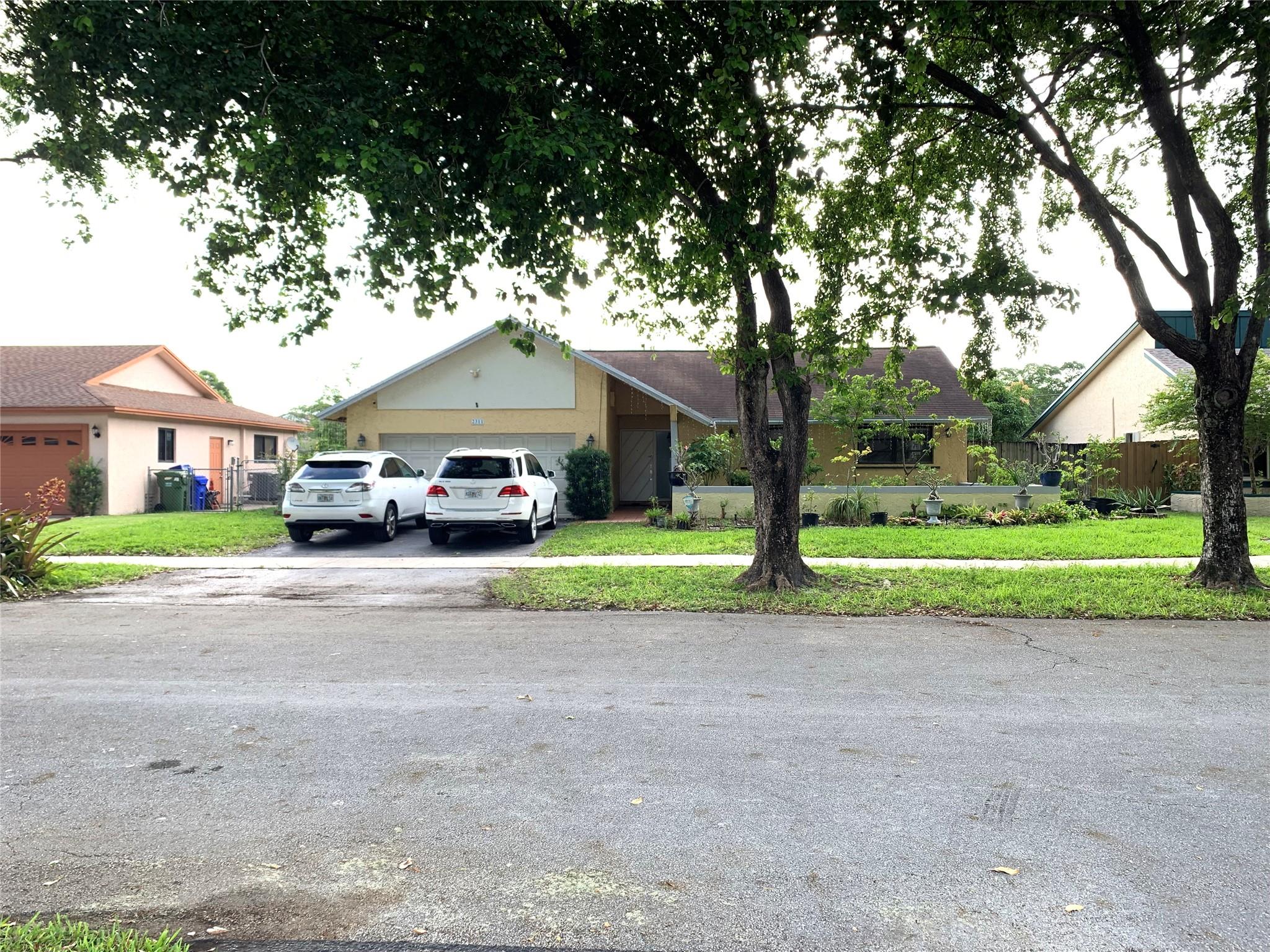 2311 Nw 101st Ter Pembroke Pines FL 33026 | F10454487