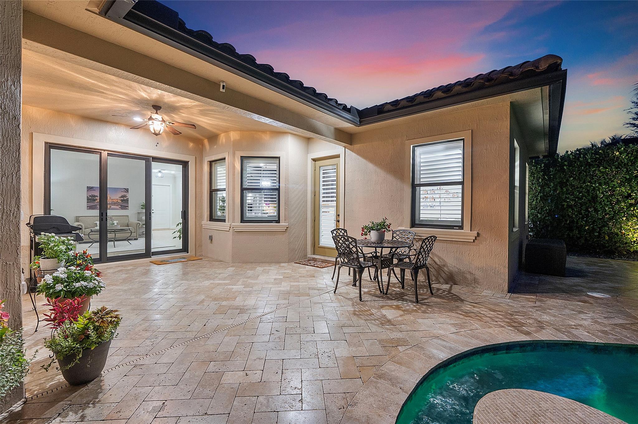 To the left is the BBQ area & to the right an eat-in area next to the pool
