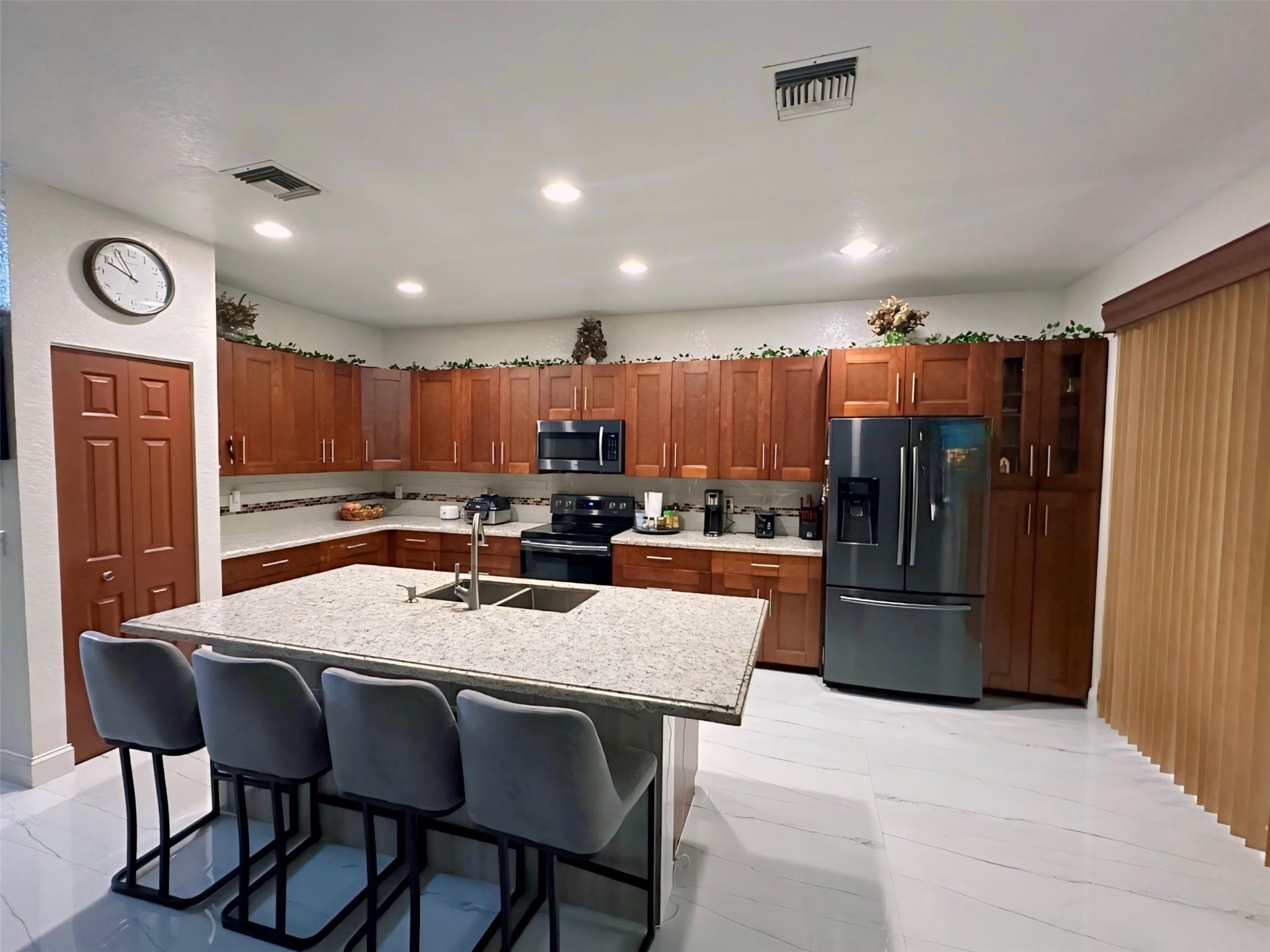 10052 Nw 18th St. Pembroke Pines FL 33024 | F10448200