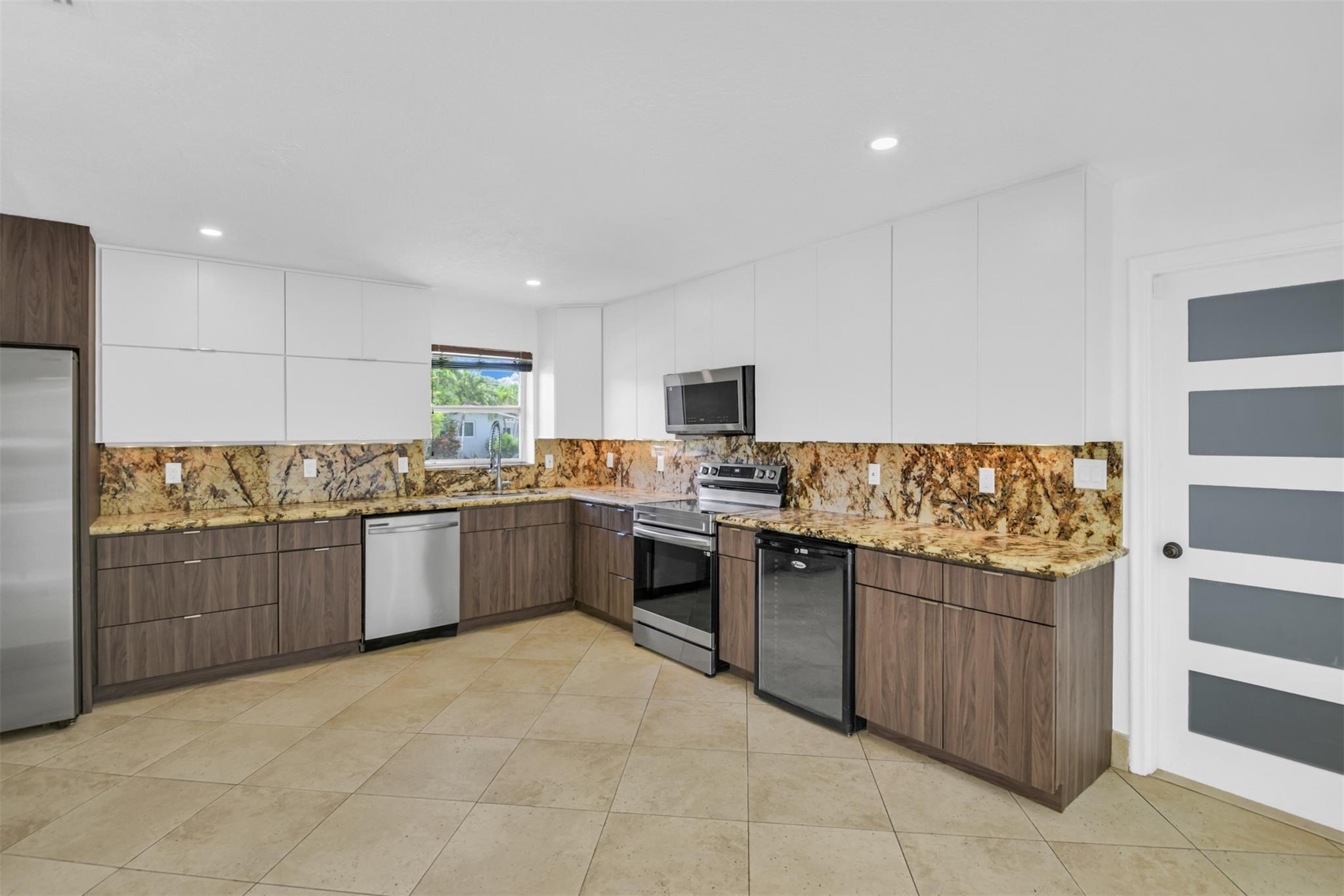 Updated kitchen with brand new appliances!
