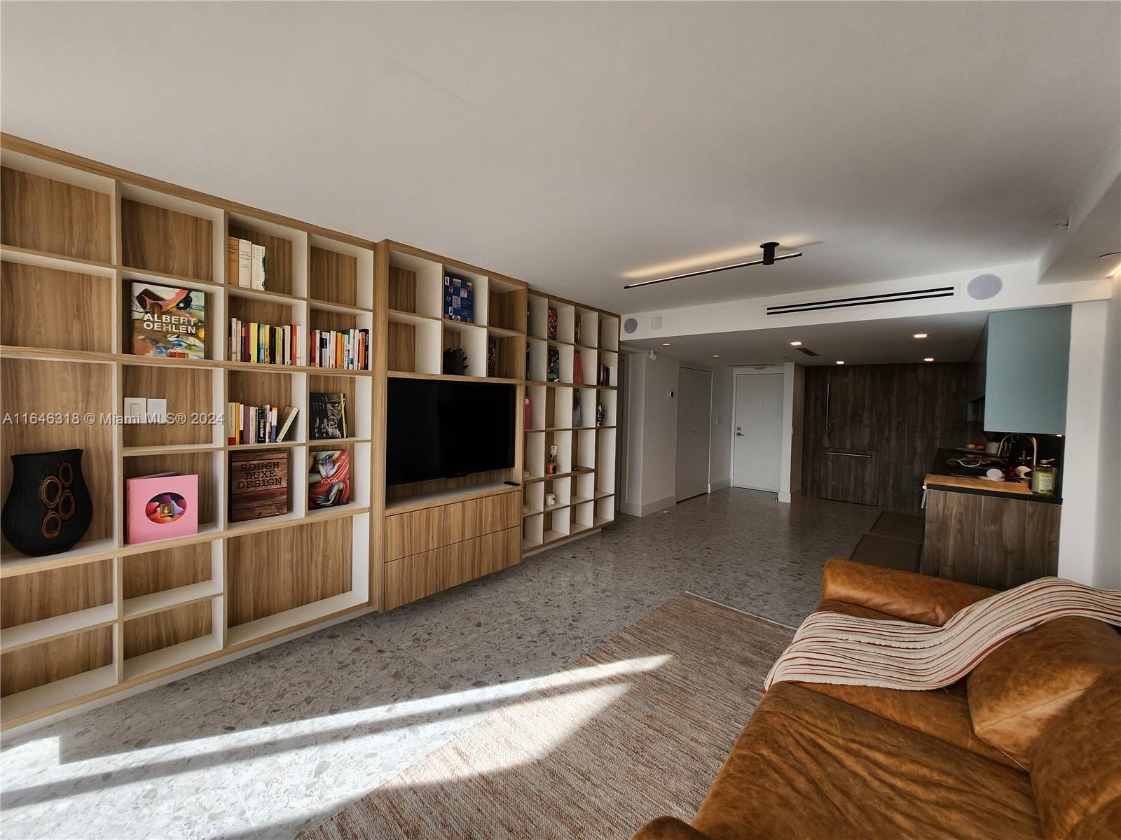 listing main picture