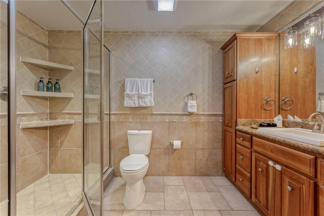 Spacious Bathroom!
