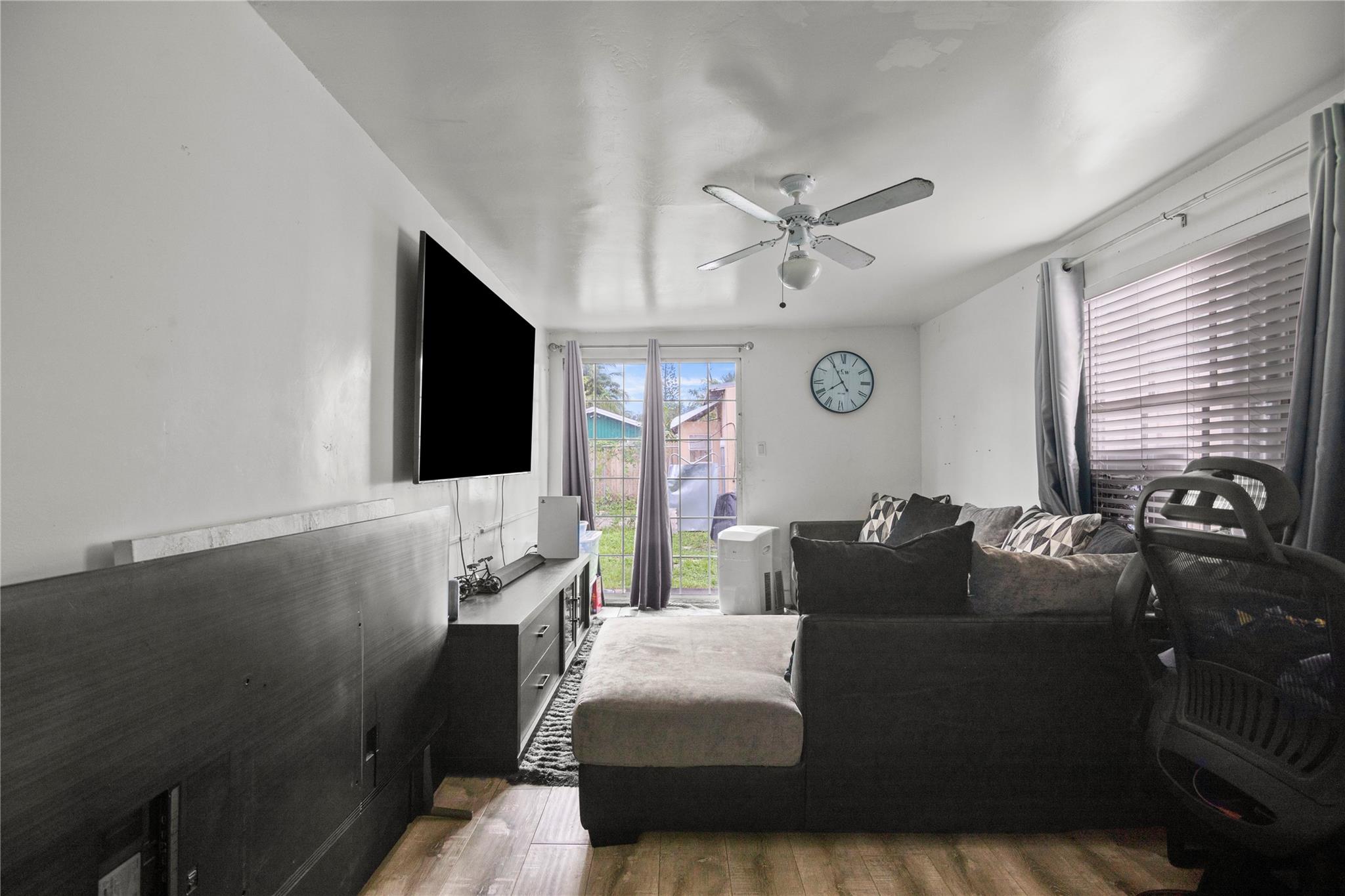 extra living space / could use as bedroom