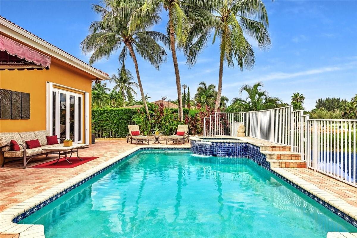 Salt water pool with top of the line Hayward salt system