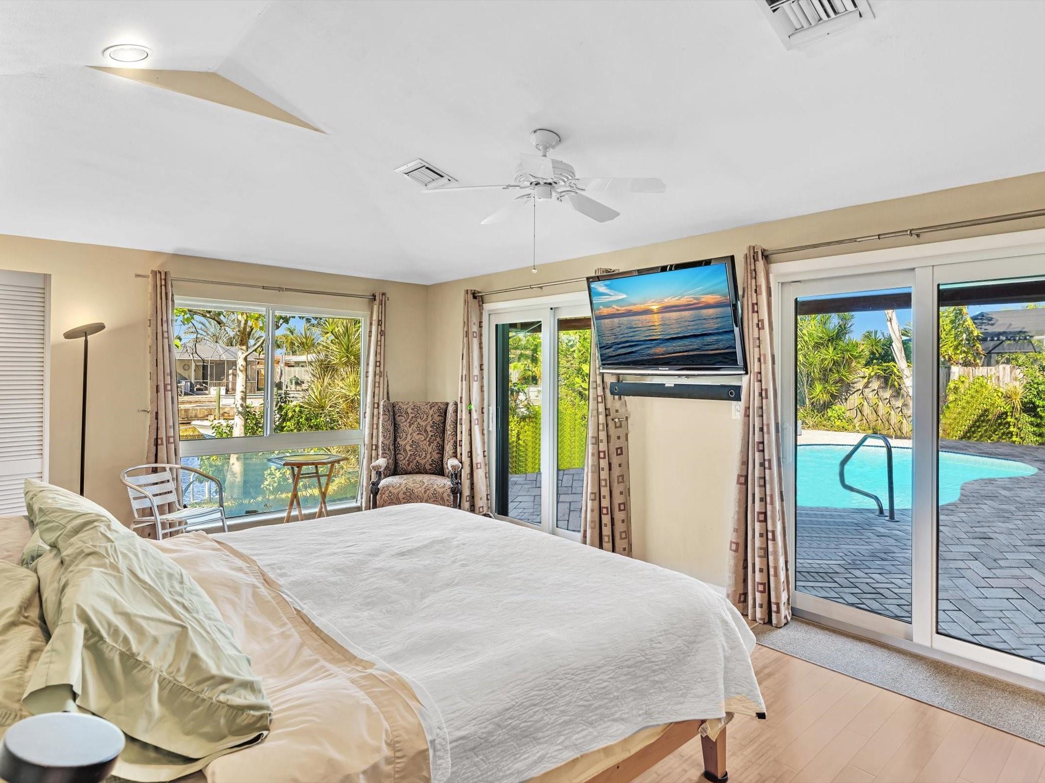 XL Master Bed with Vaulted Ceiling, Pool & Canal Views