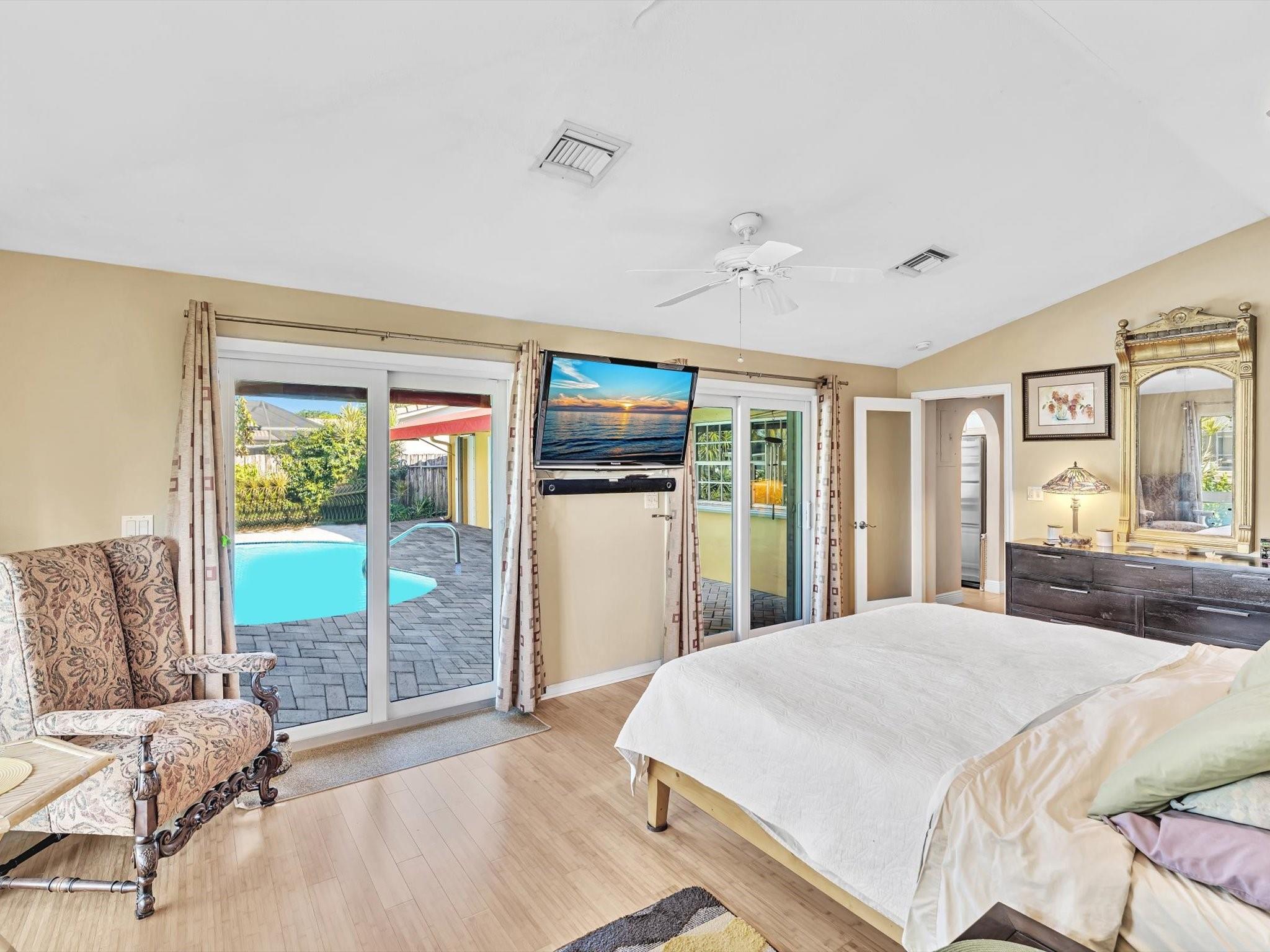 XL Master Bed with Vaulted Ceiling, Pool & Canal Views