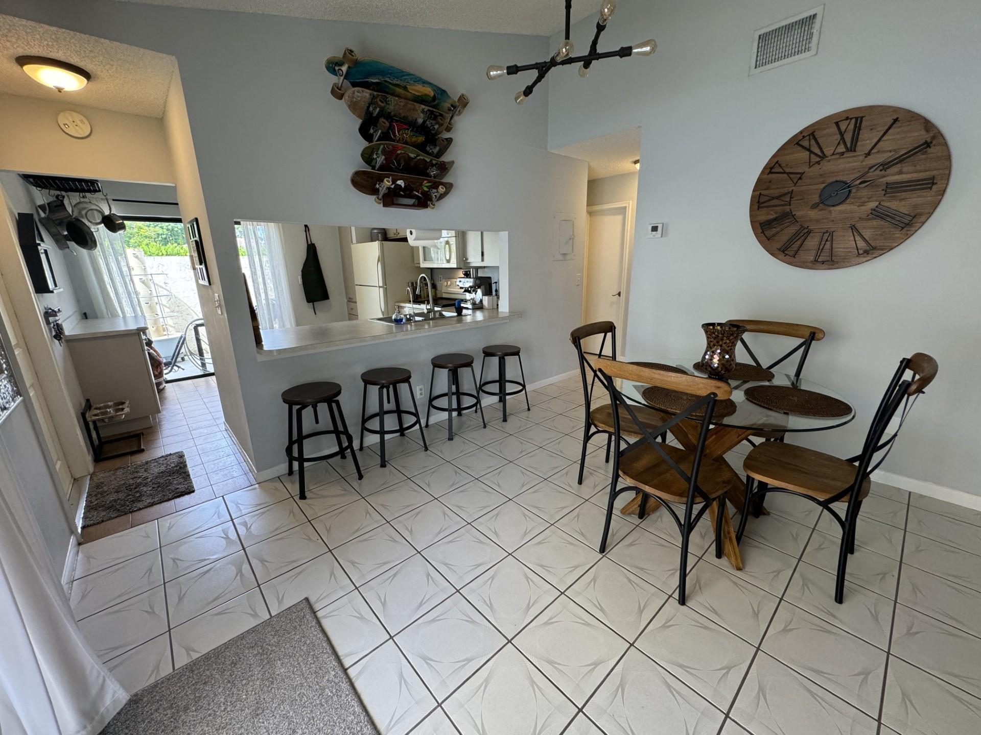 Dining & Breakfast Bar