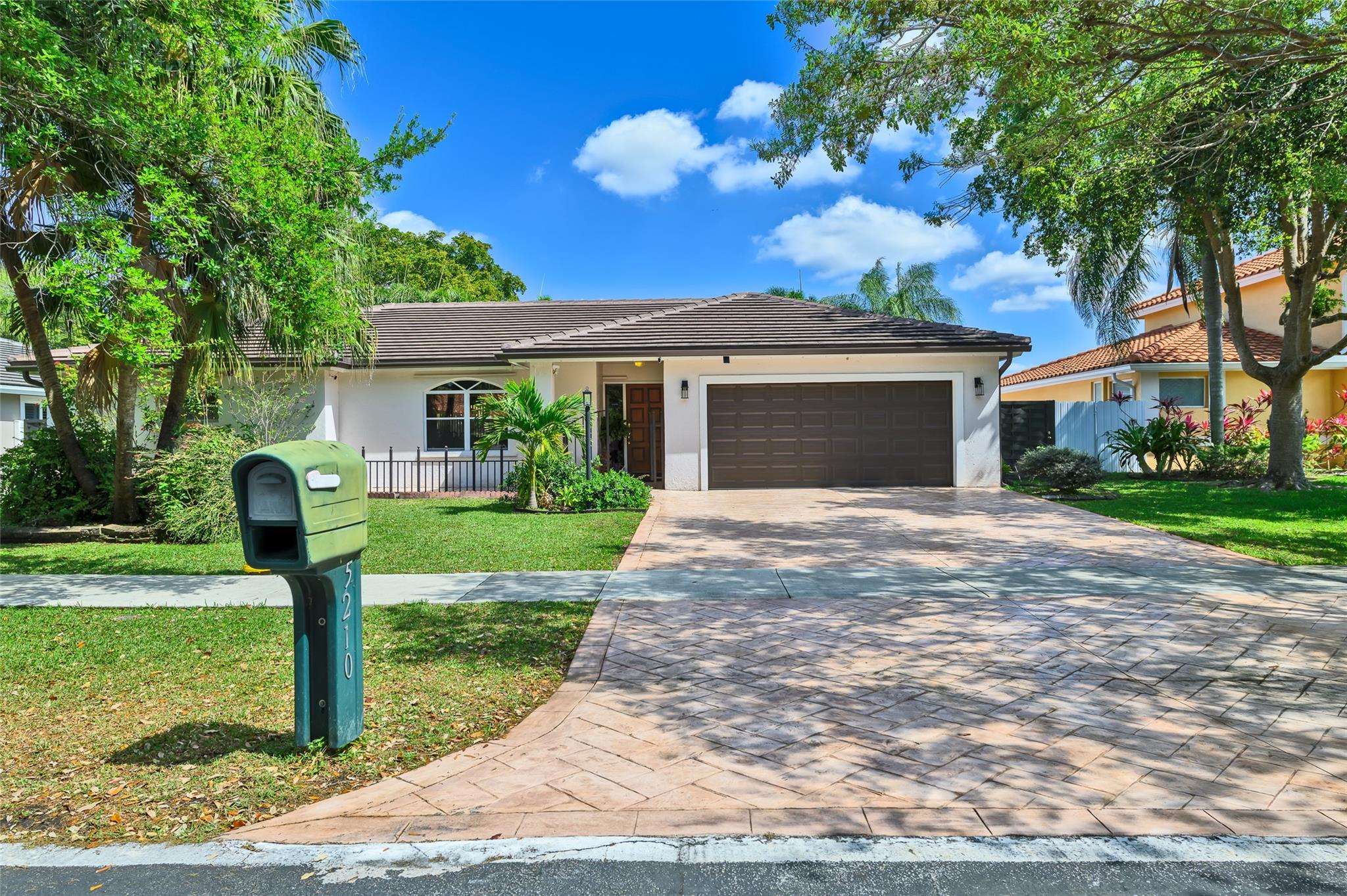 Homes for sale in Davie, FL | 5210 Hawkes Bluff Ave, Davie, FL 33331 | MLS# F10463062