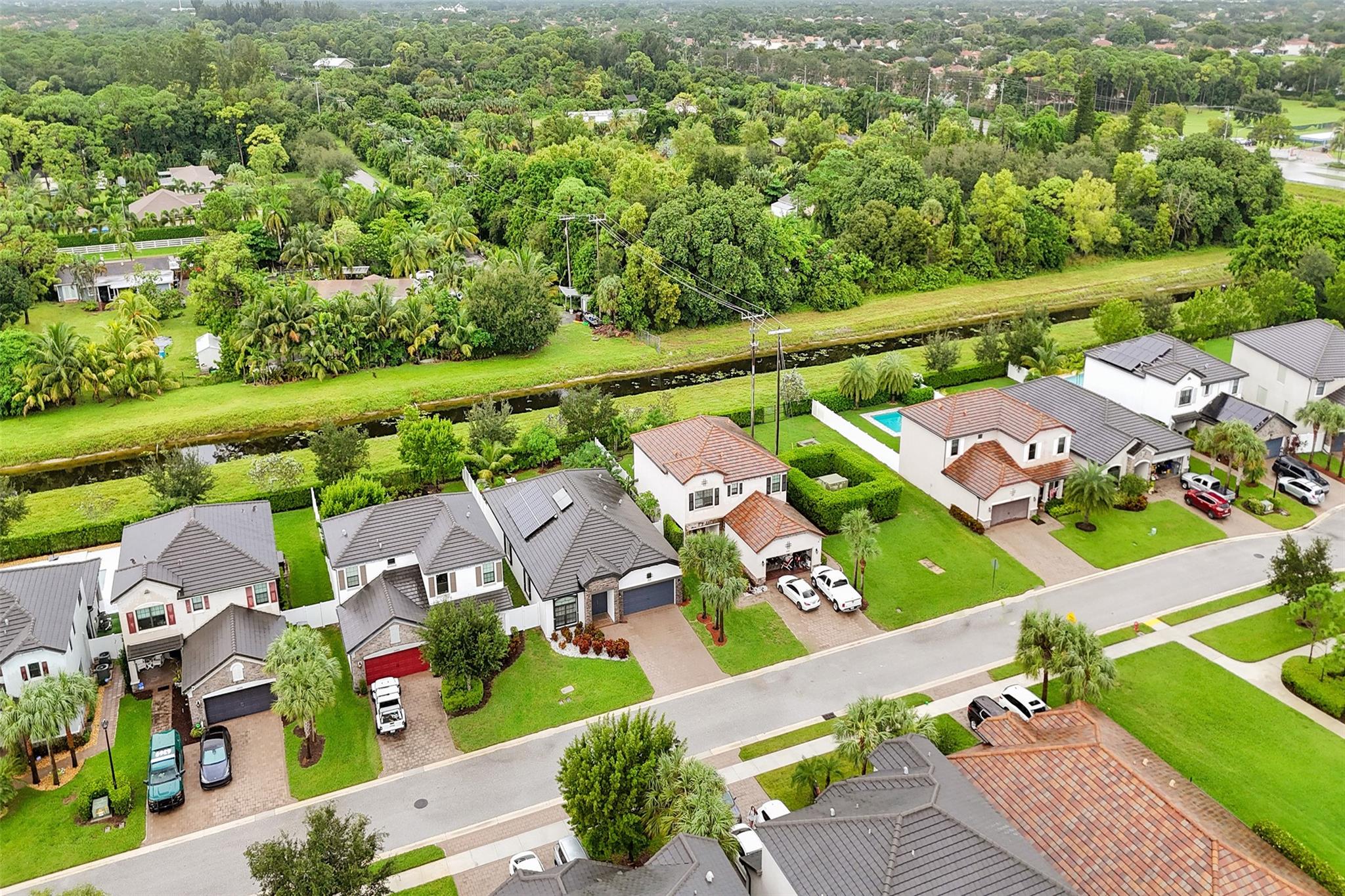 Overall views of the property from different angles
