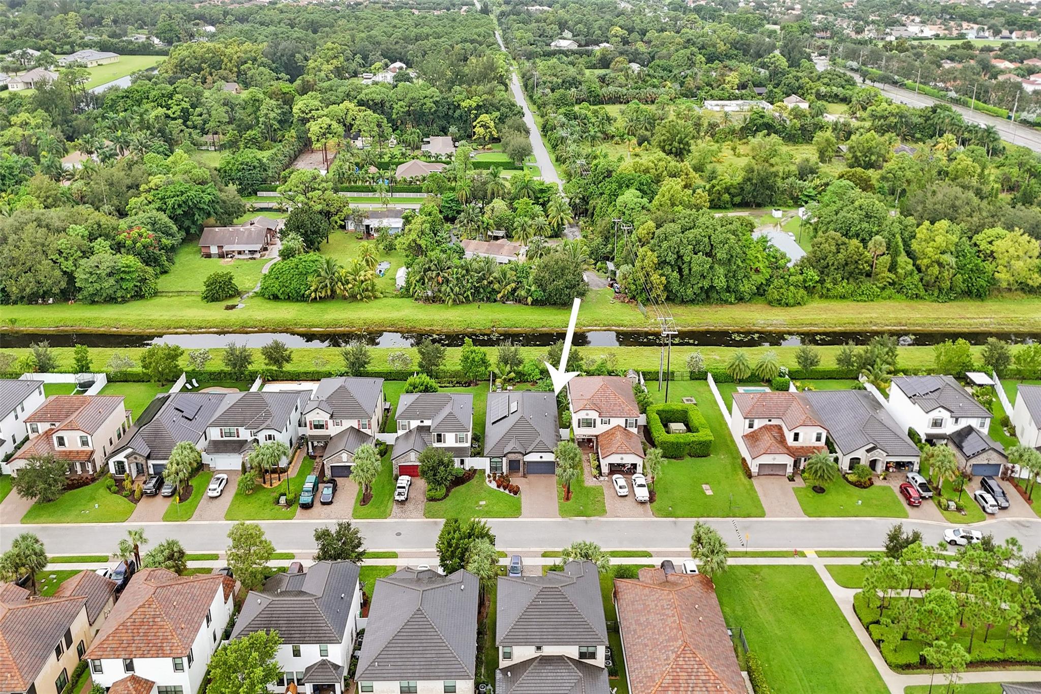 Overall views of the property from different angles