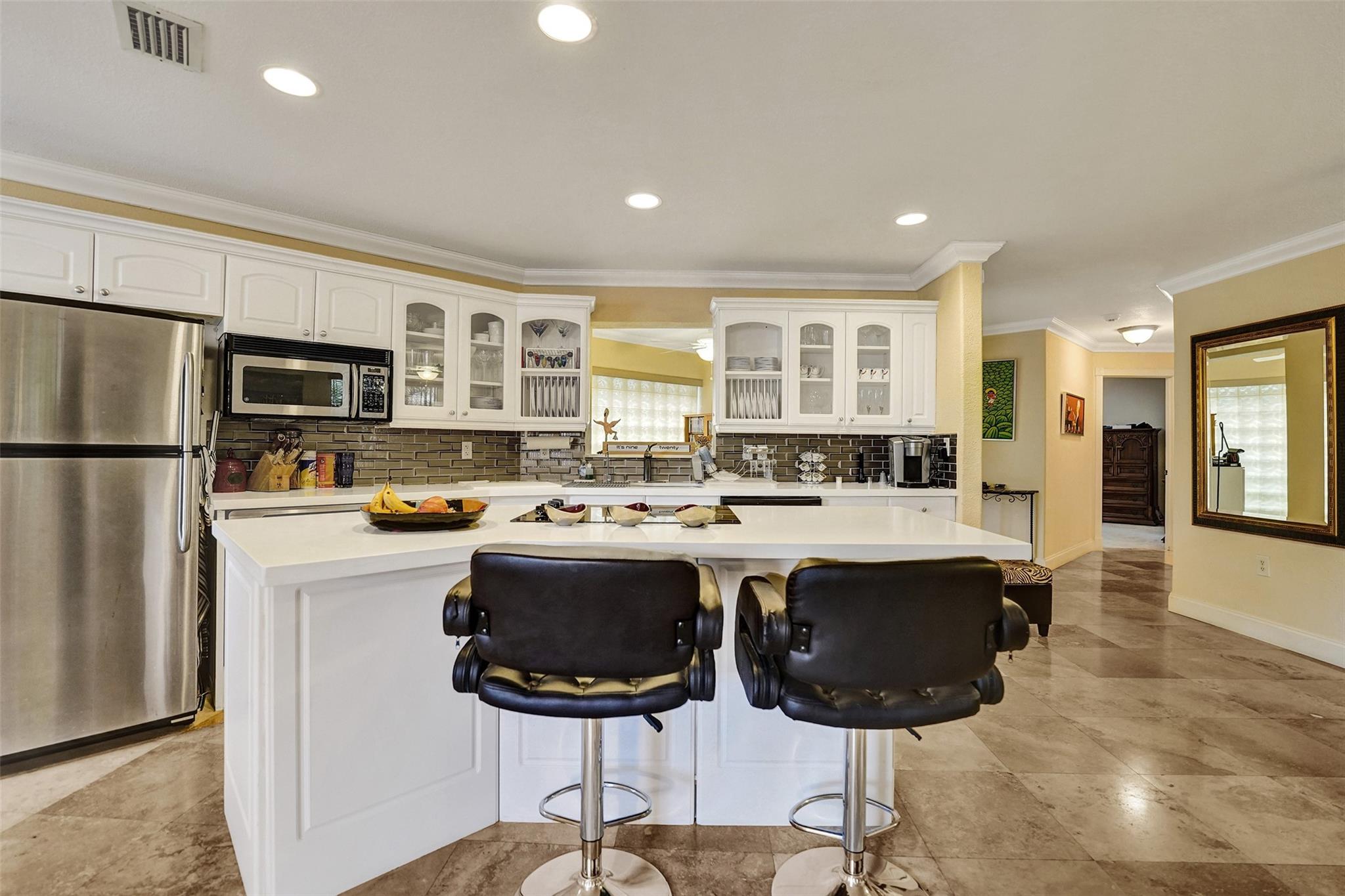 Kitchen Island with Cooktop & Bkfst Nook