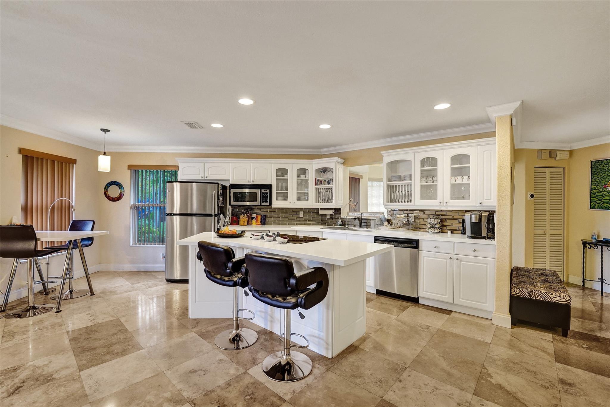 Kitchen Island with Cooktop & Bkfst Nook
