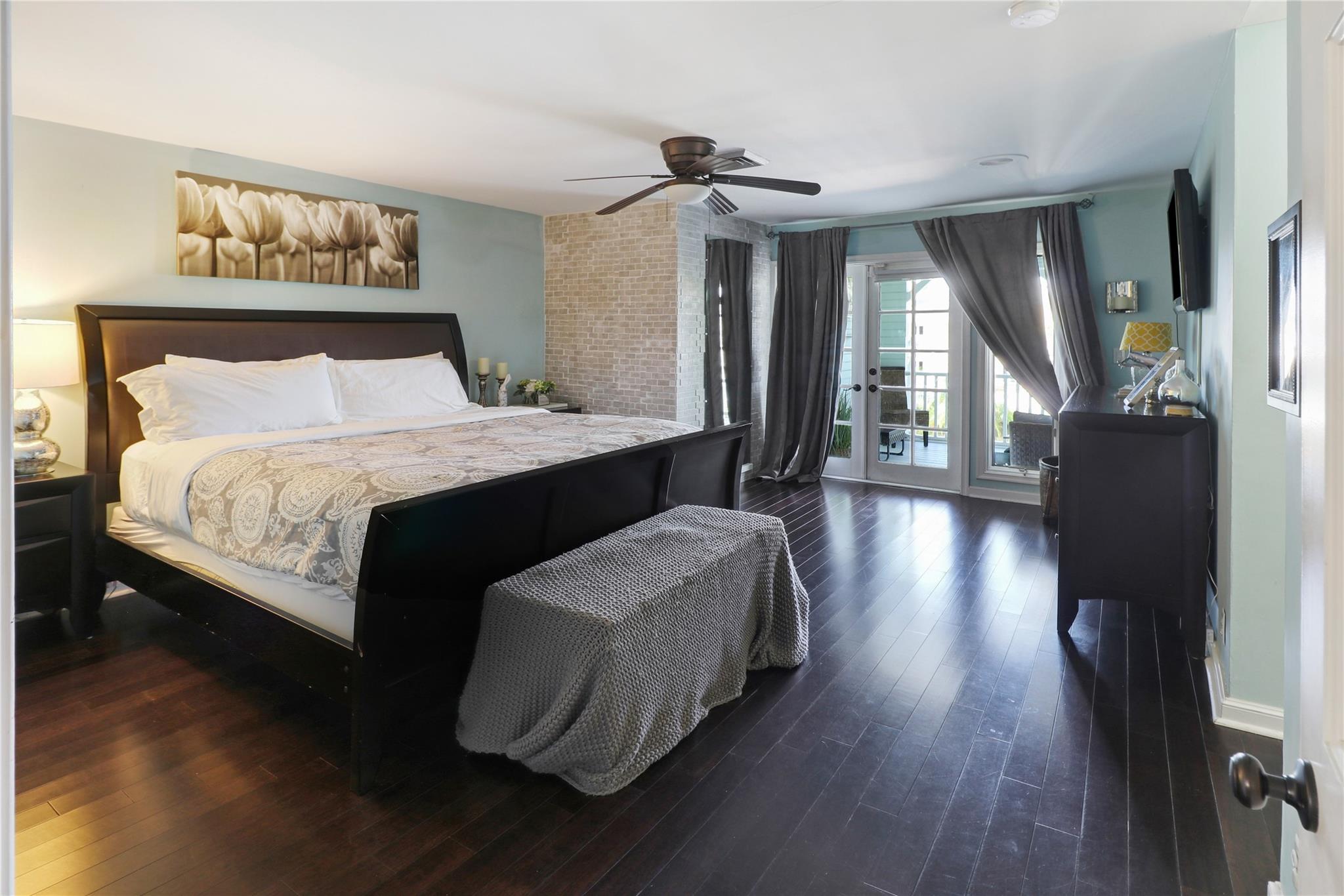 Master Bedroom (Upstairs)