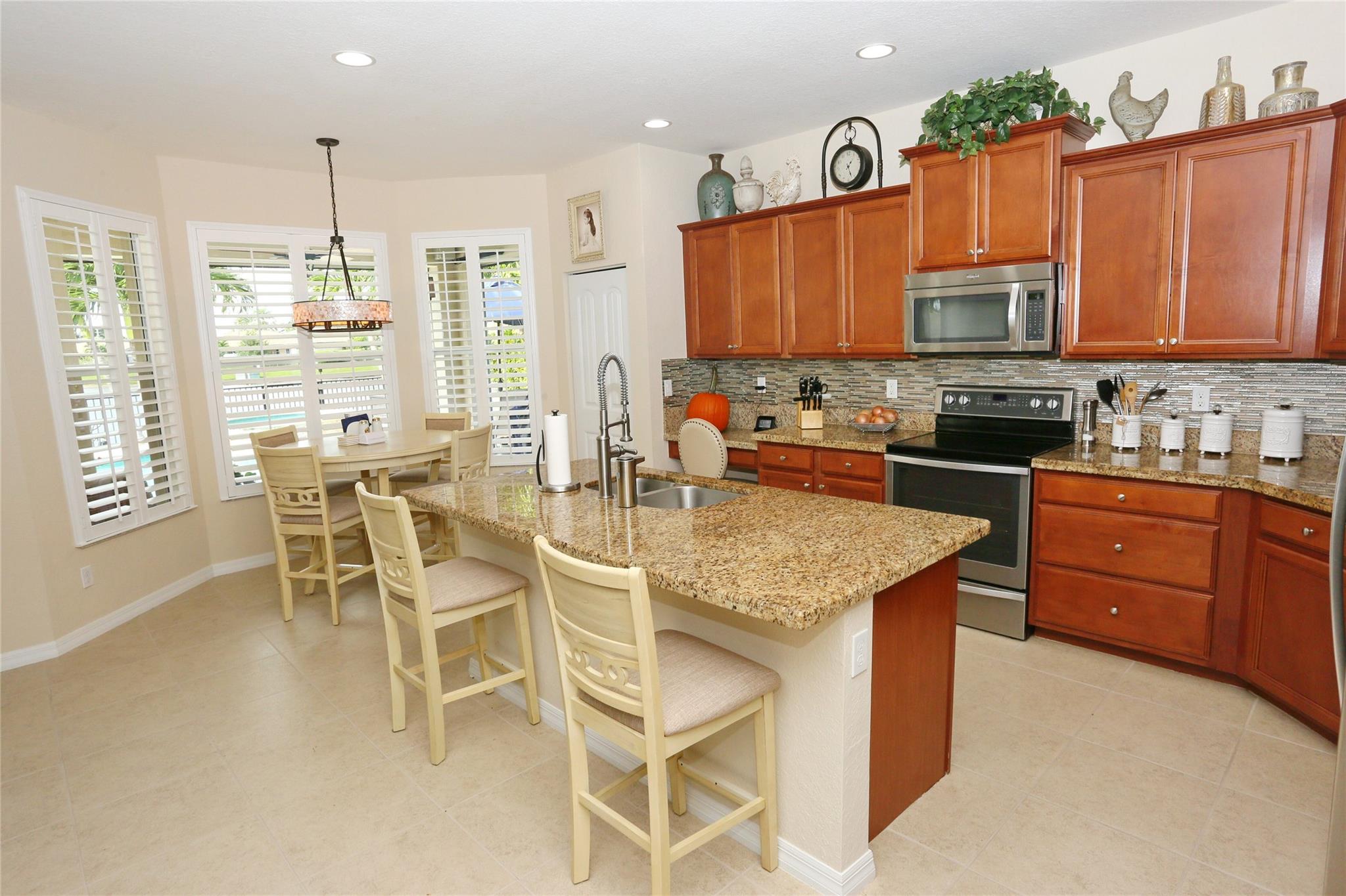 island seating and breakfast nook