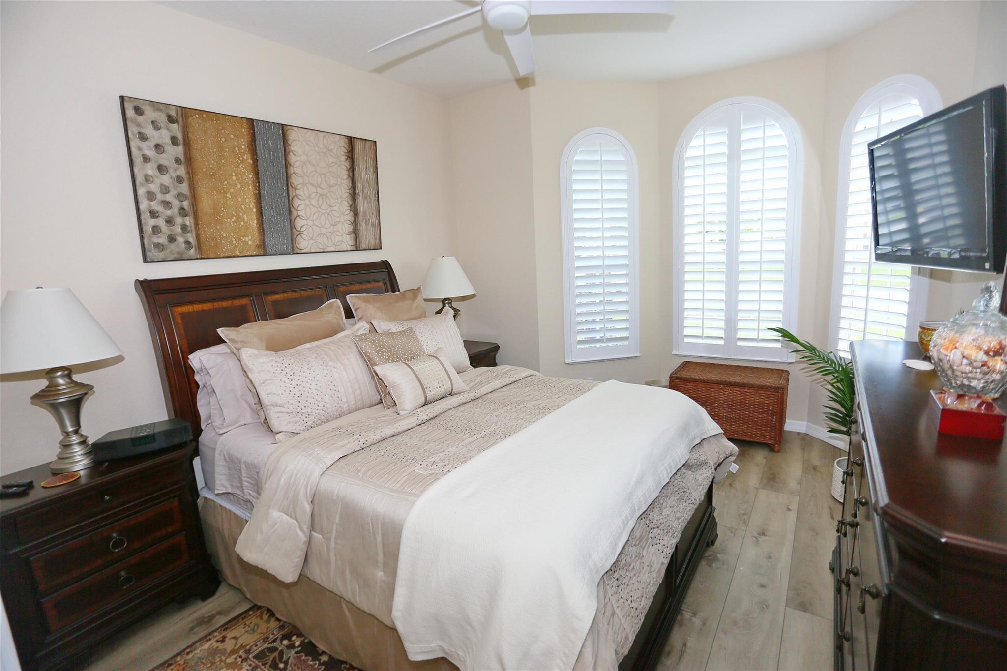 Guest bedroom 2 of 3