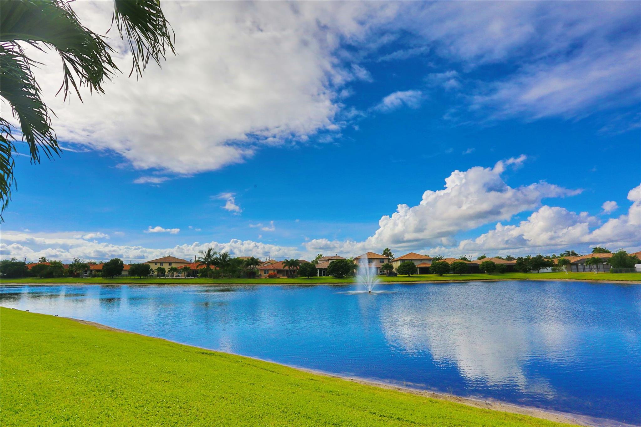 Lake & Fountain views