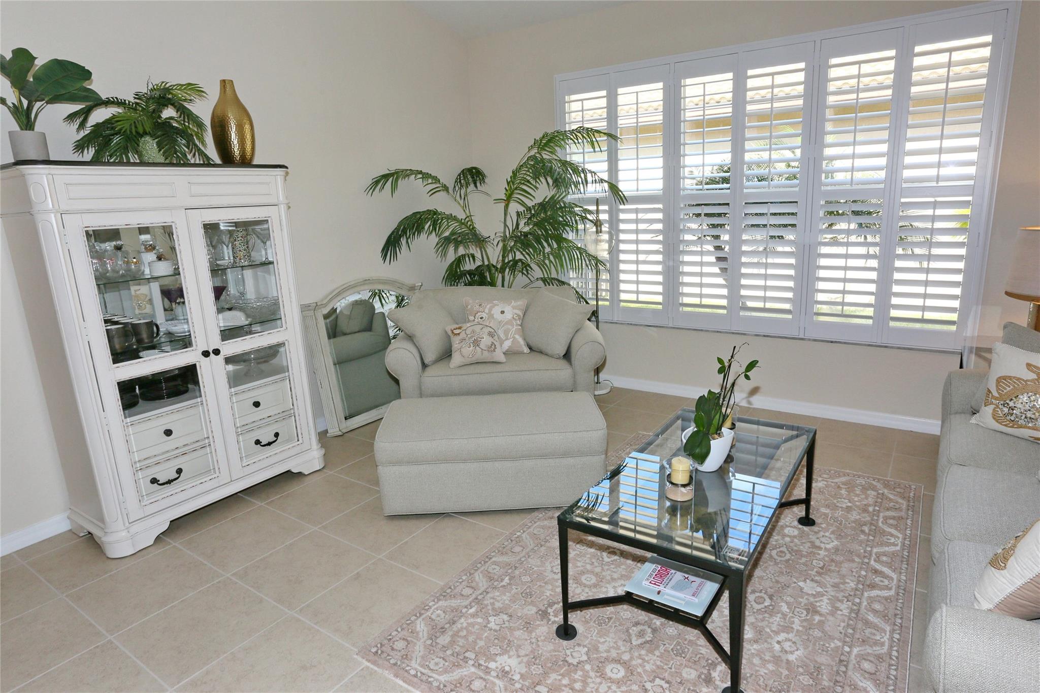 Living room can be converted to 4th bedroom