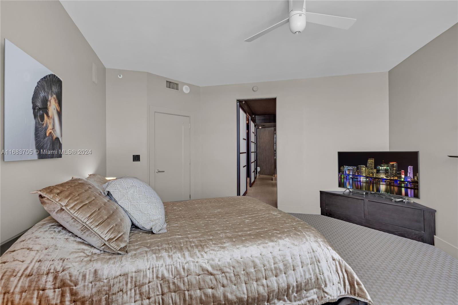 300 S Pointe Dr #2102, Miami Beach FL 33139