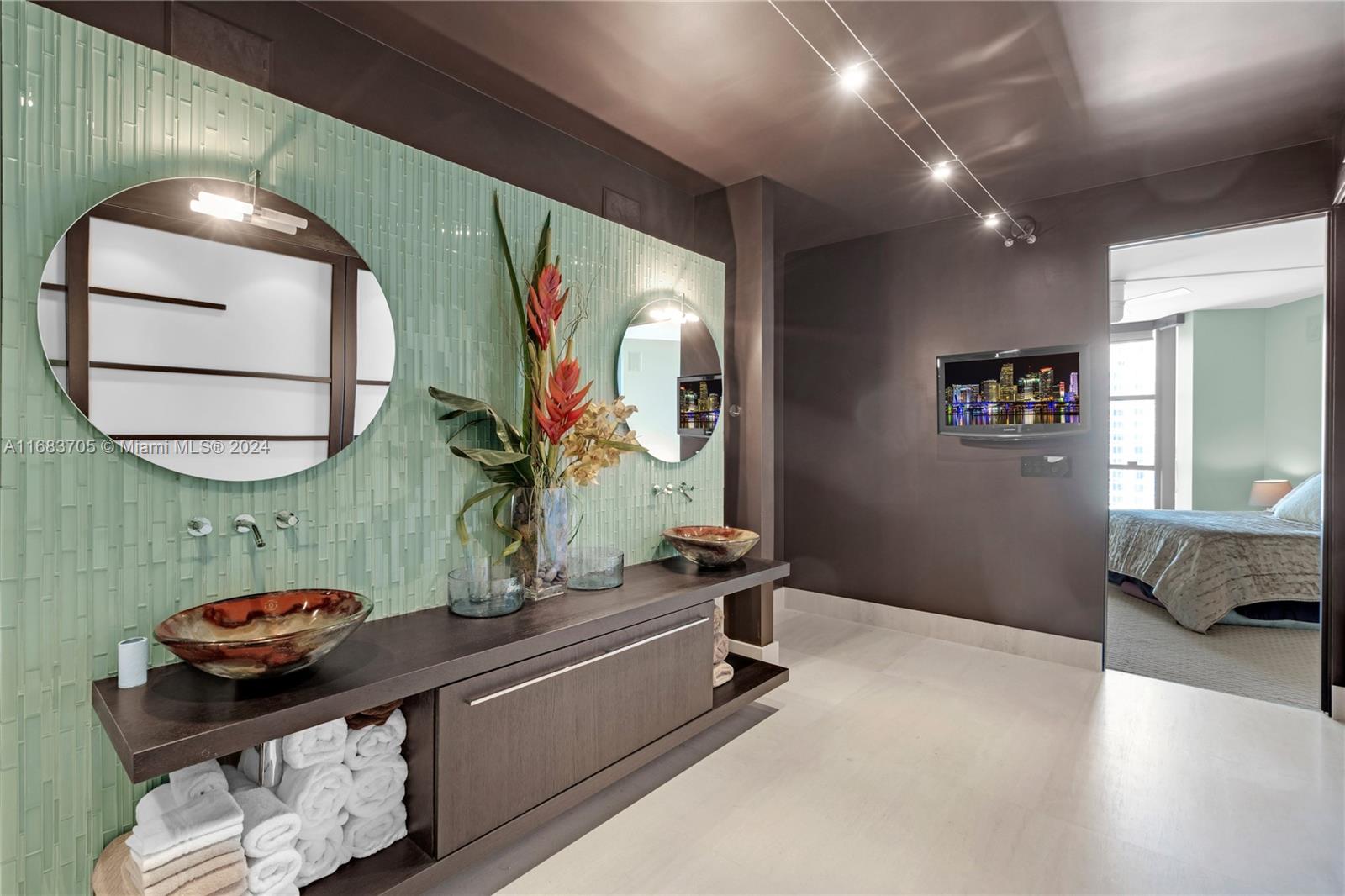 300 S Pointe Dr #2102, Miami Beach FL 33139