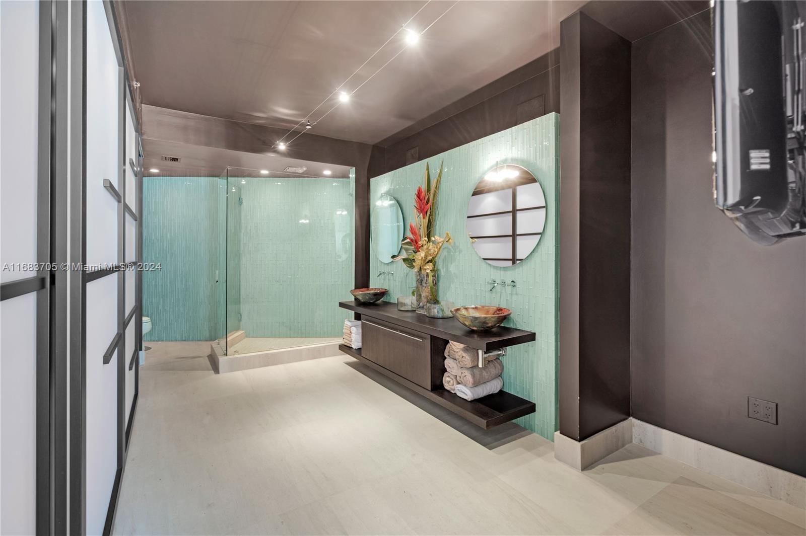 300 S Pointe Dr #2102, Miami Beach FL 33139