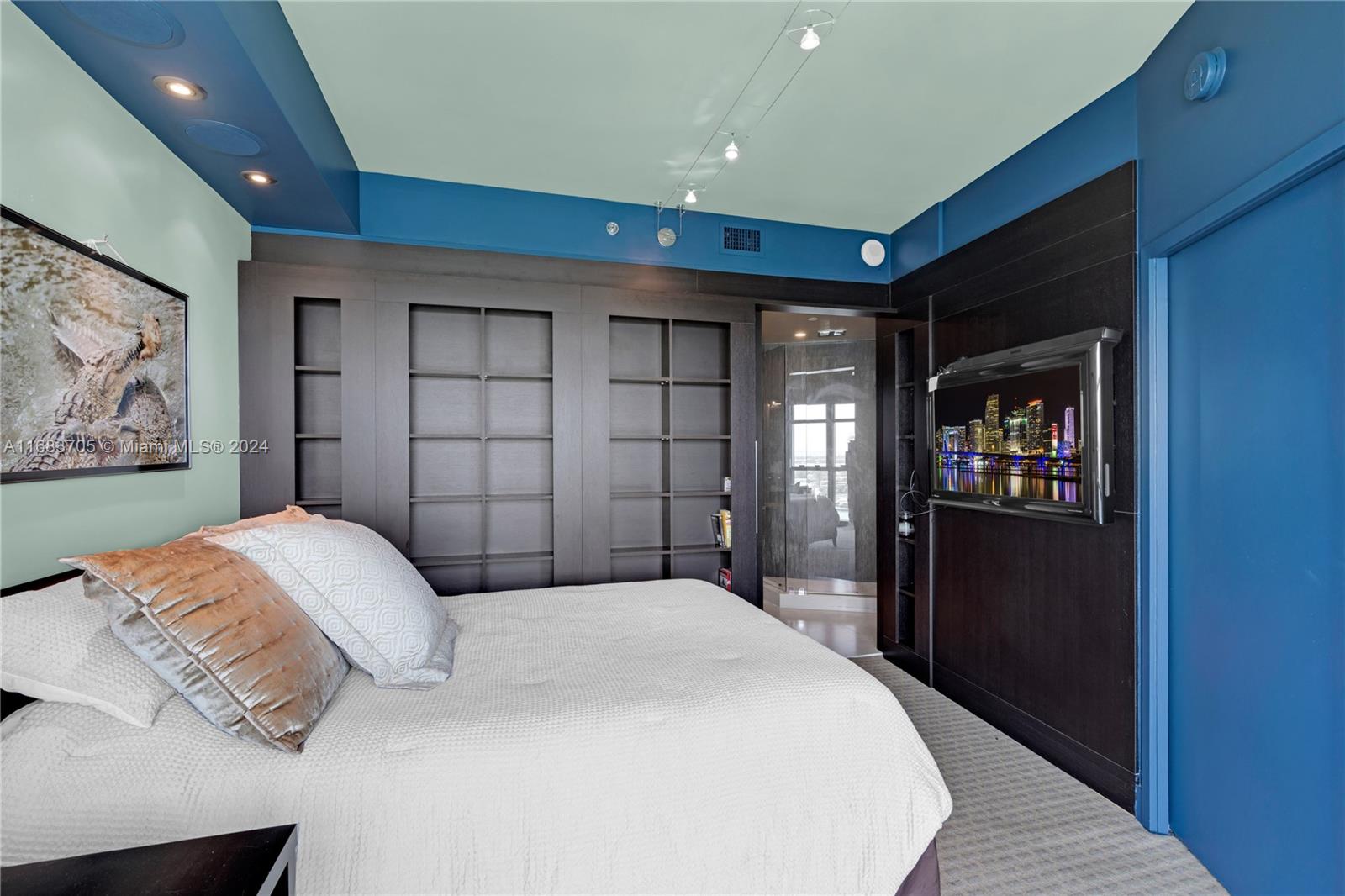 300 S Pointe Dr #2102, Miami Beach FL 33139