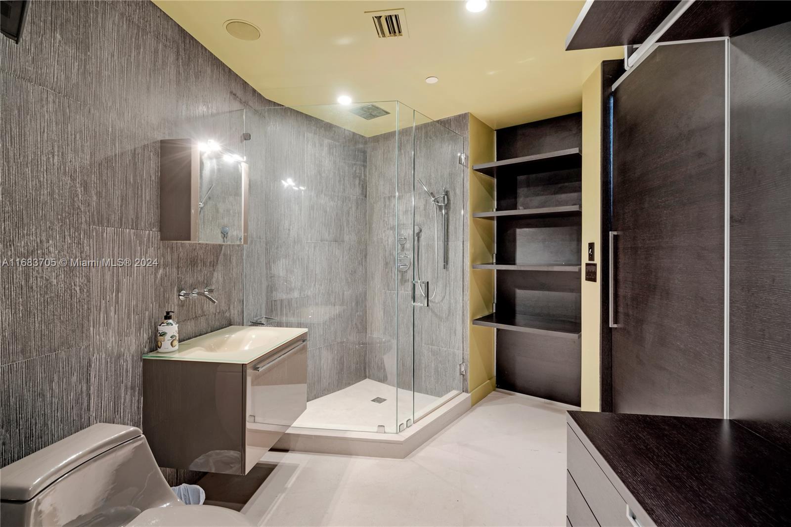 300 S Pointe Dr #2102, Miami Beach FL 33139