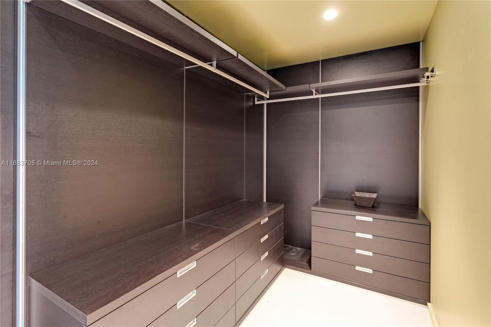 300 S Pointe Dr #2102, Miami Beach FL 33139