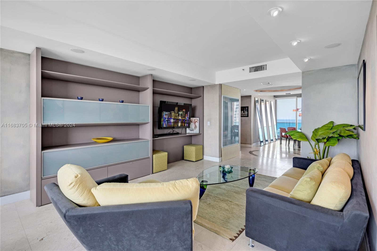 300 S Pointe Dr #2102, Miami Beach FL 33139