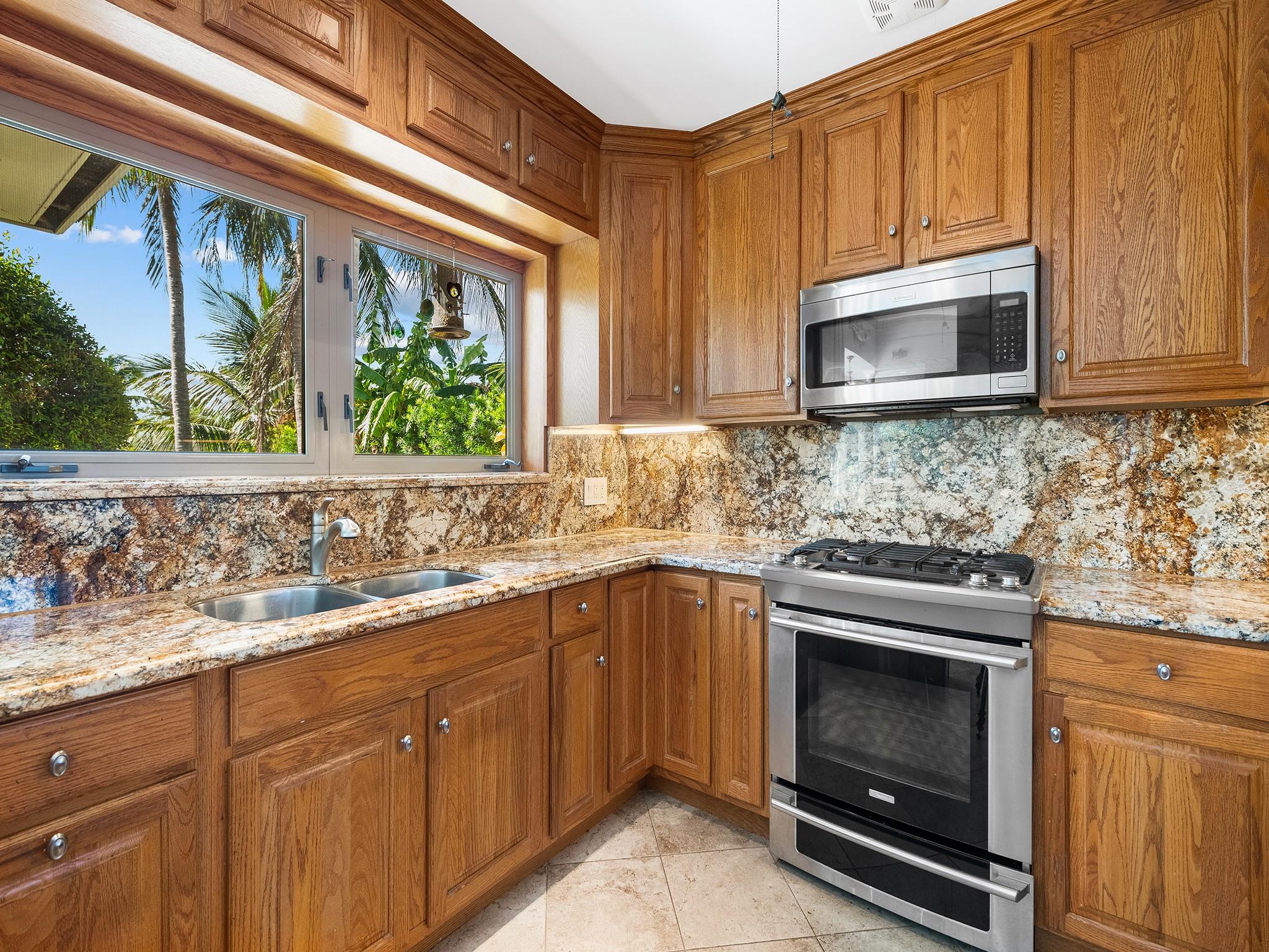 Kitchen With Gas Cooktop