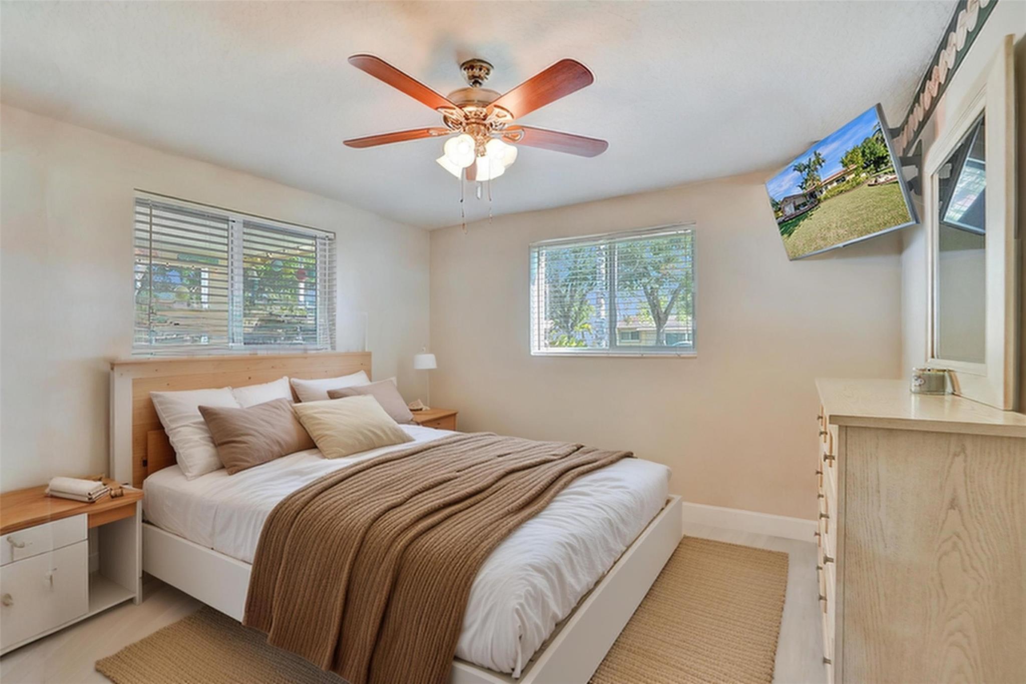 2nd bedroom with 2 windows