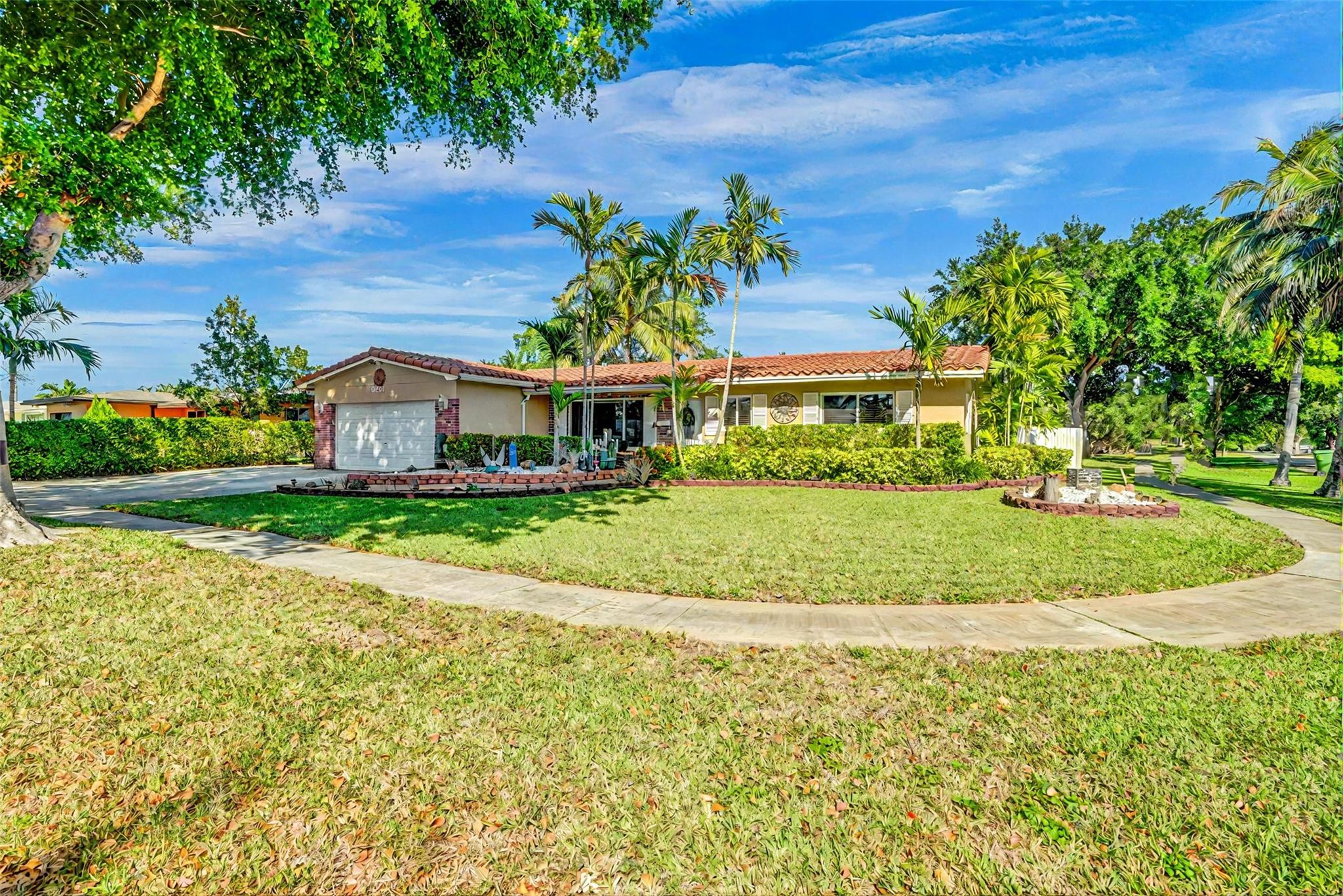 Oversized fenced yard, driveway fits up to 6 cars