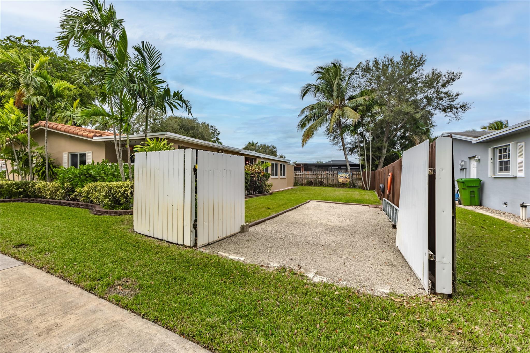Double gate, easy access for boat/RV parking.