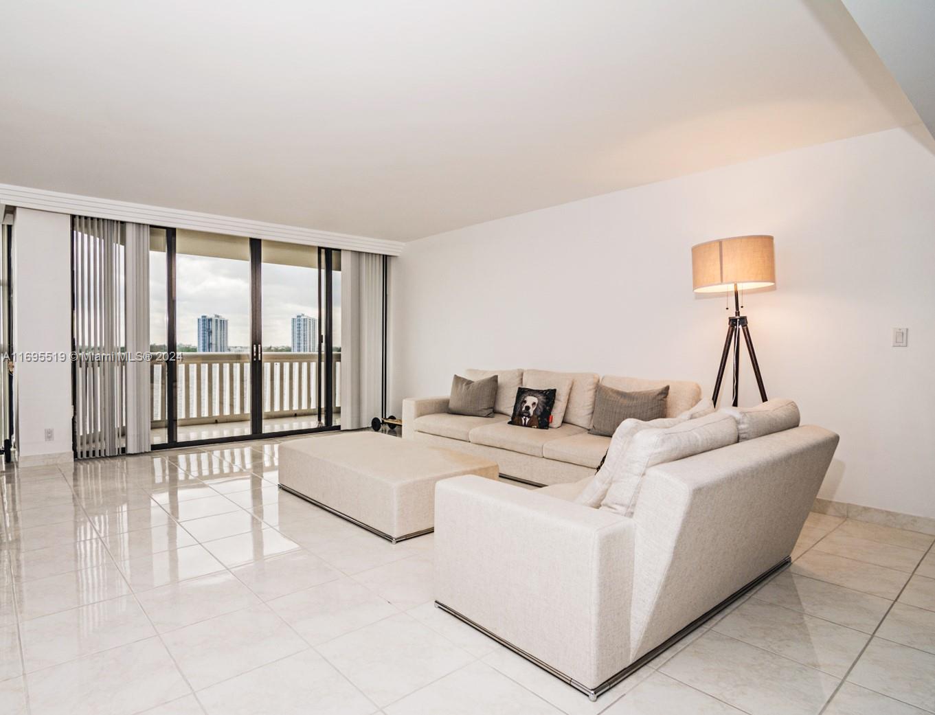 Condo for Sale in Aventura, FL