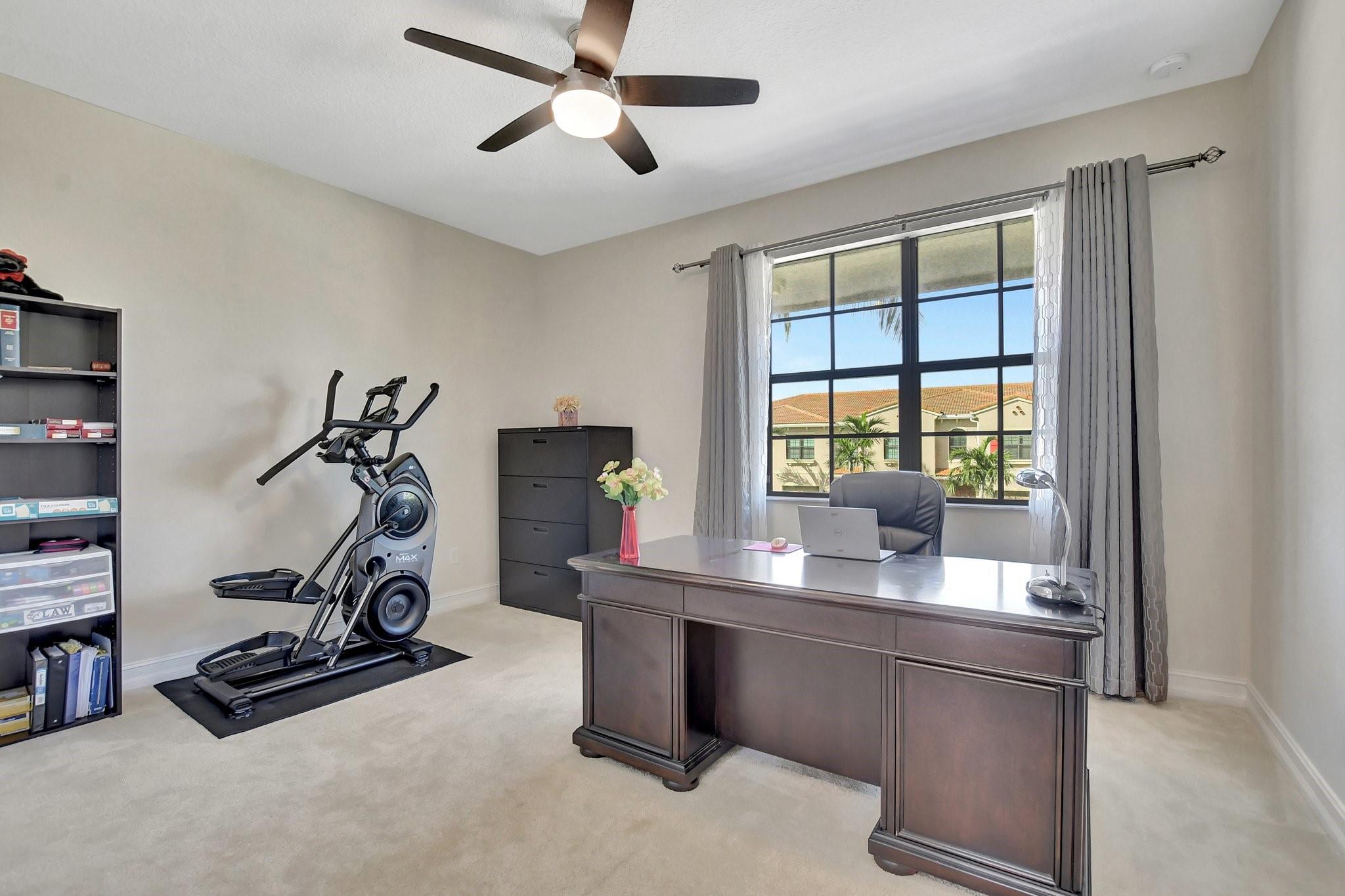 Bedroom 3/Home office.