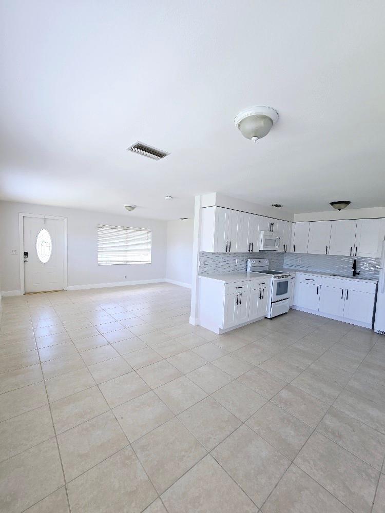 New Laminate Flooring / New Kitchen