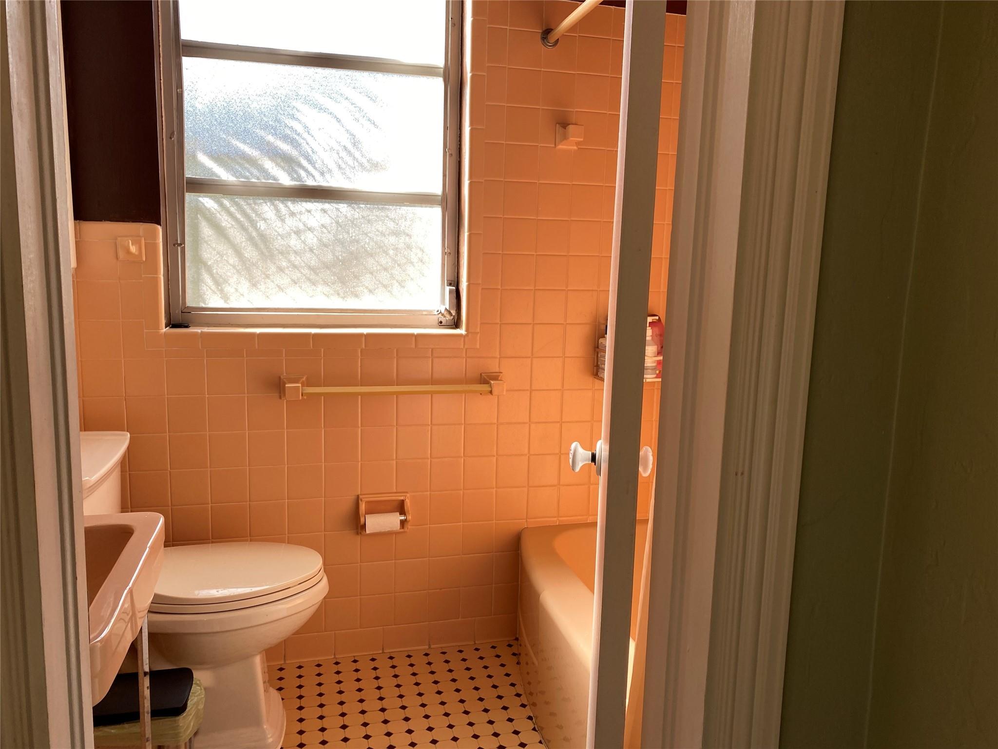 Master bathroom #2 with tub/shower combination