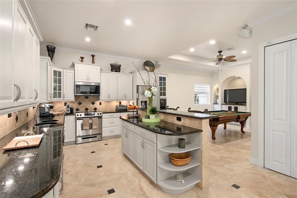 Large Eat-in Kitchen