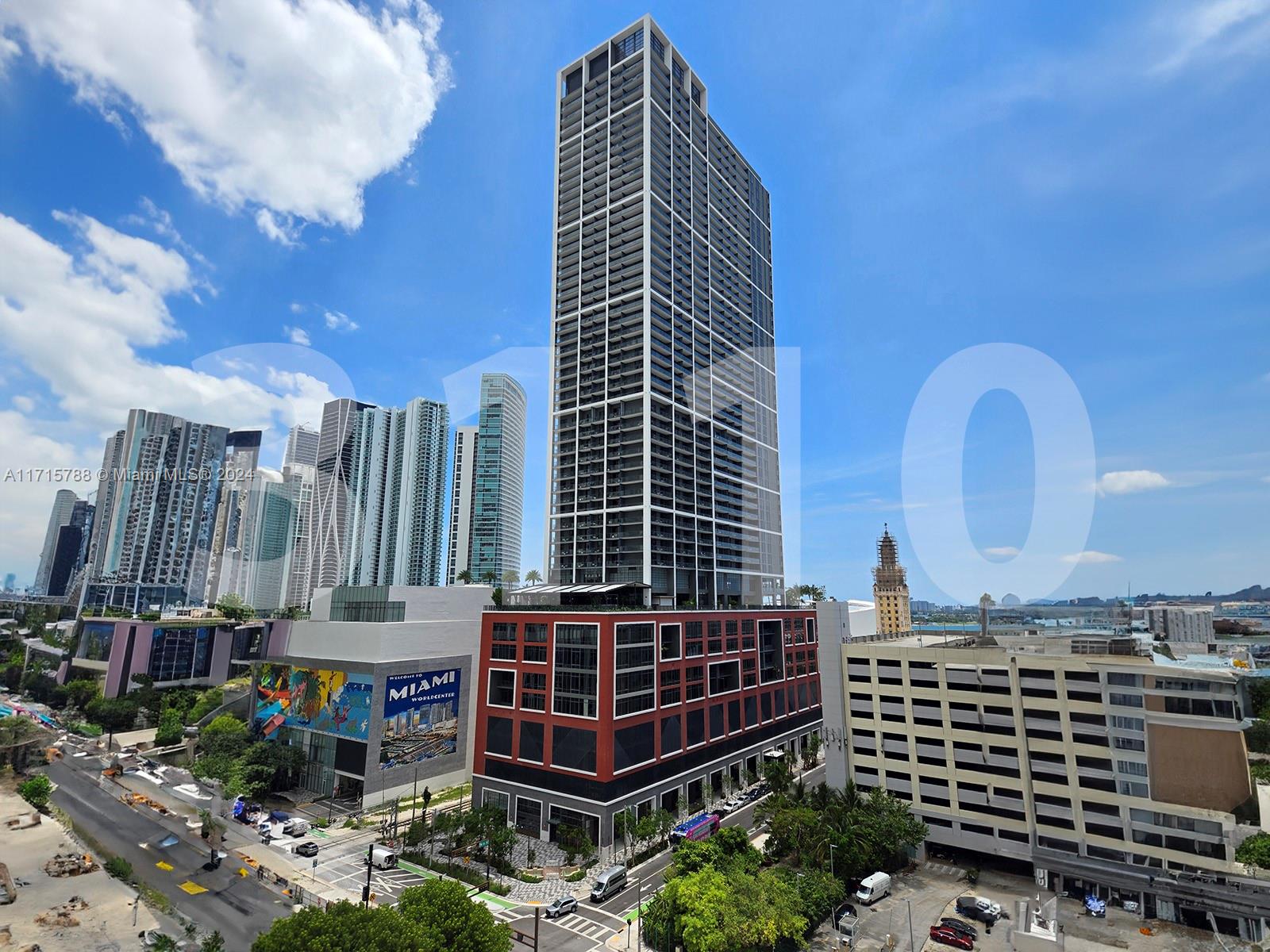 Brand new building & Studio in the heart of downtown Miami with bay & city views. Totally furnished and equipped. Building allow daily rentals, via the hotel operator or realtor or owner. Amenities include valet (additional cost), pool, restaurants, bar, lounge, meeting and event rooms, fitness center, yoga lounge, play room, steam room, sauna and game room.  PARKING IS NOT INCLUDED. For Valet Parking prices and hotel programs contact the association directly
