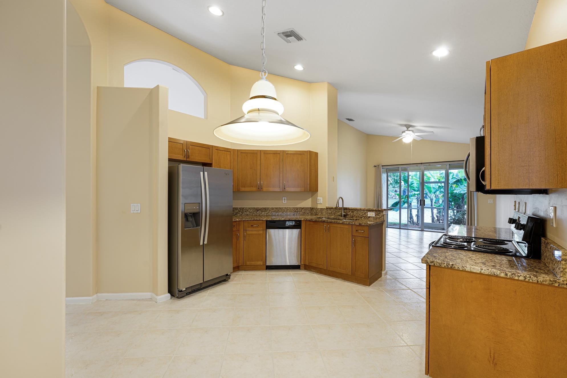 Large Kitchen With Lots Of Cabinets