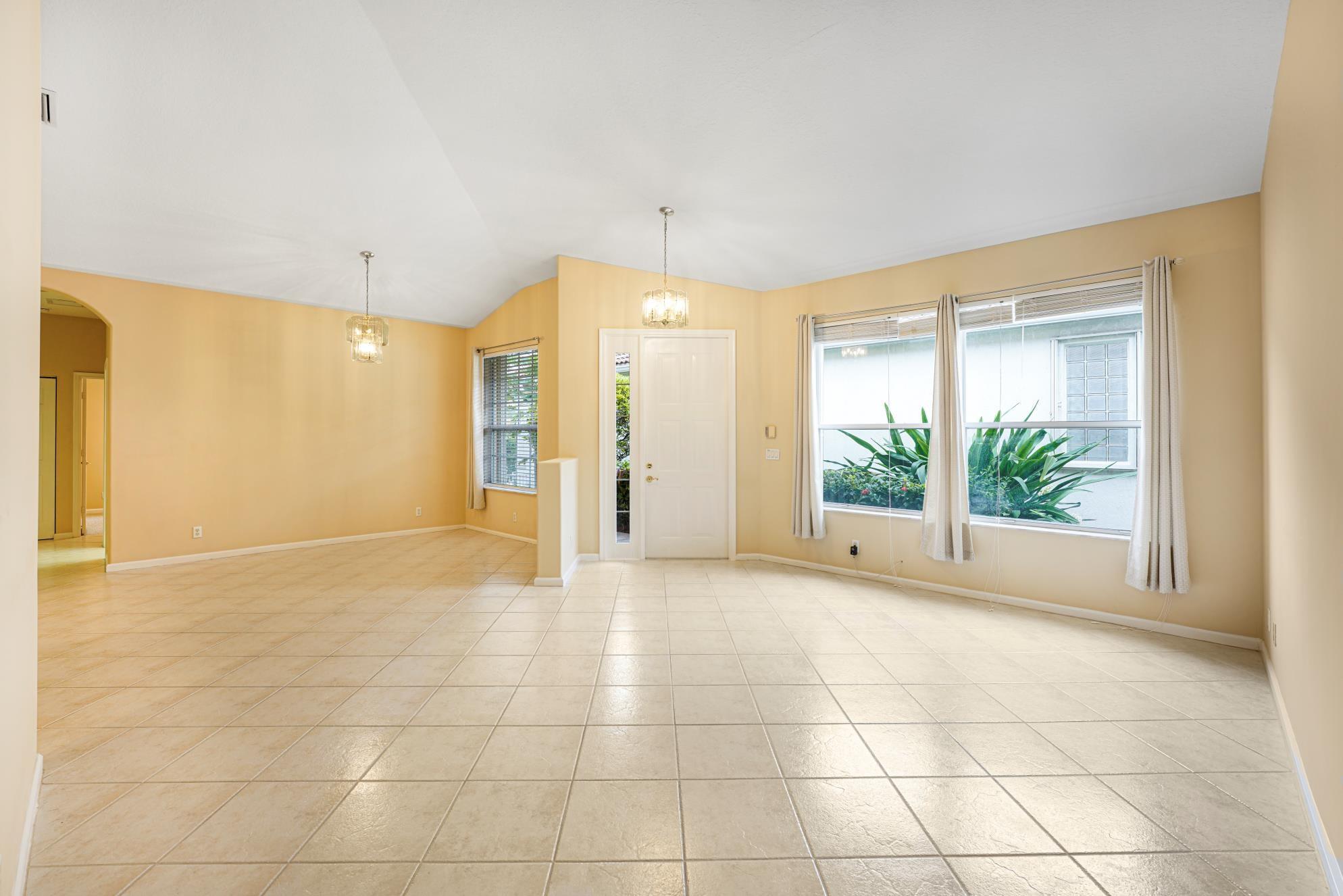 Large Living Room/Dining Room!