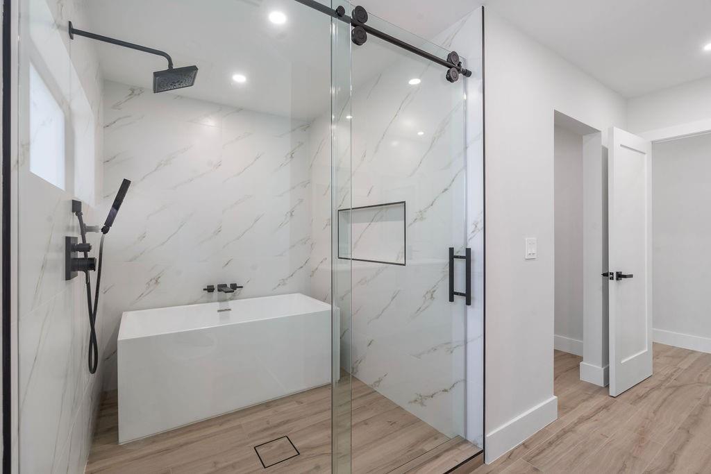 Primary Shower/Tub