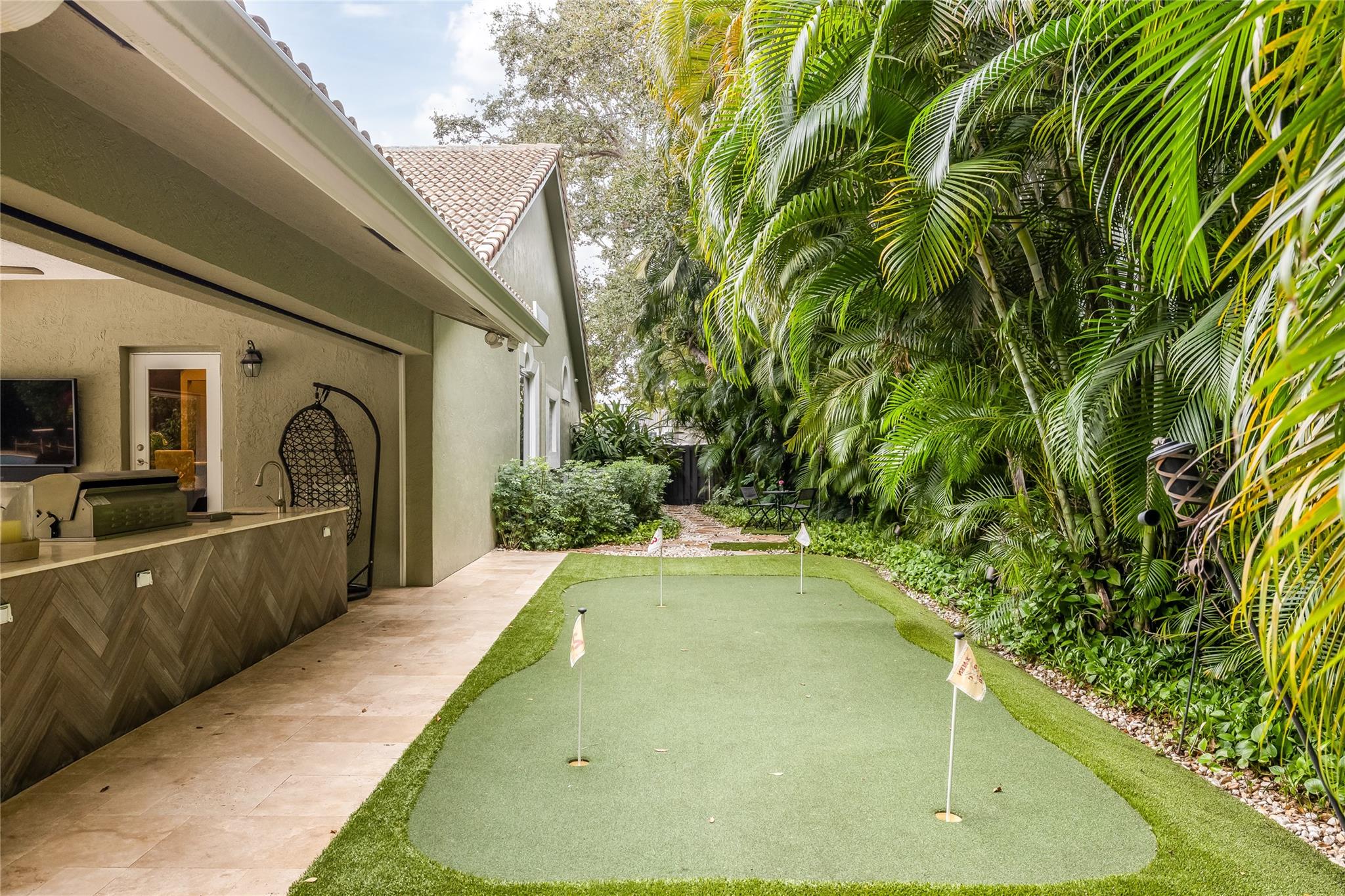 Putting green for the golfer in your famiy