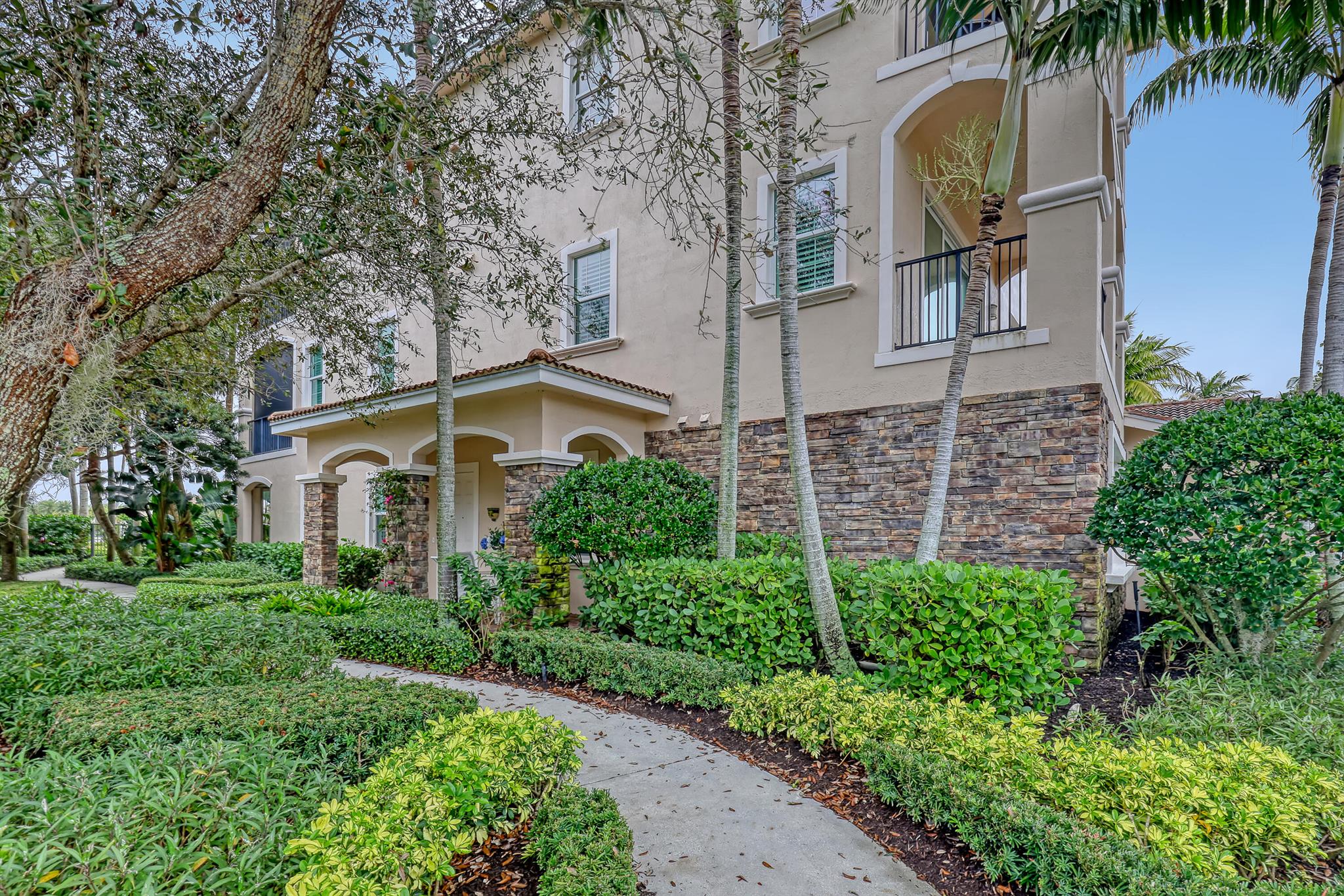 Carriage Homes At Frenchm