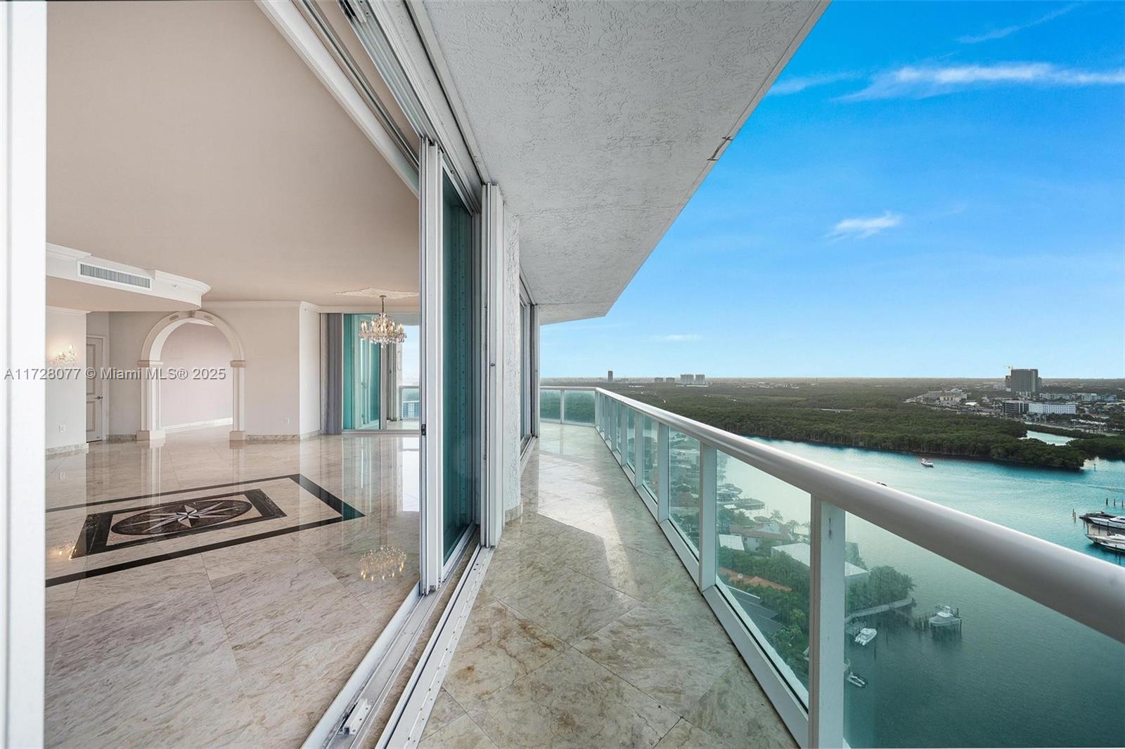 Apartamento à Venda em Sunny Isles Beach, FL